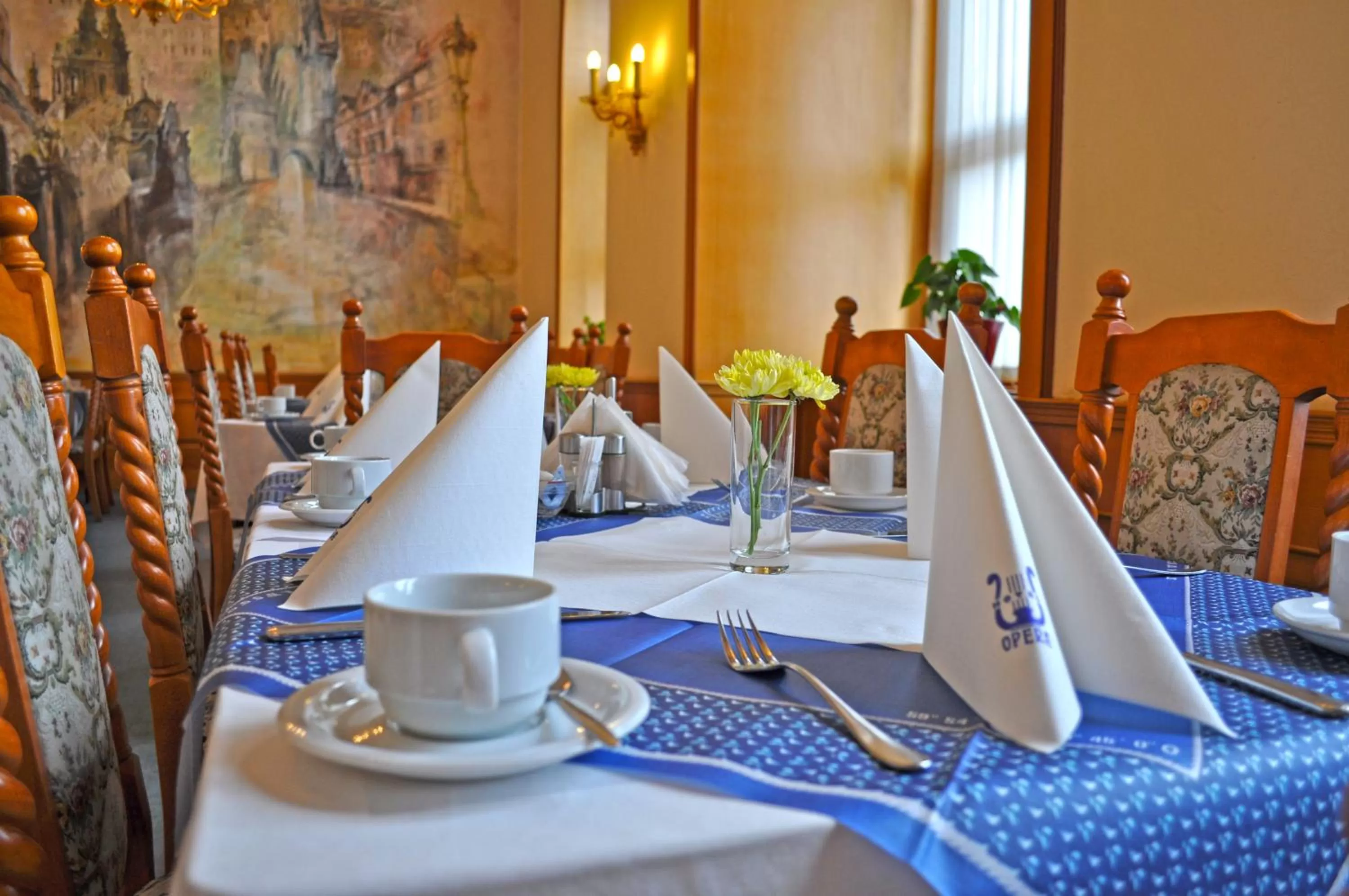 Restaurant/places to eat in Hotel Opera