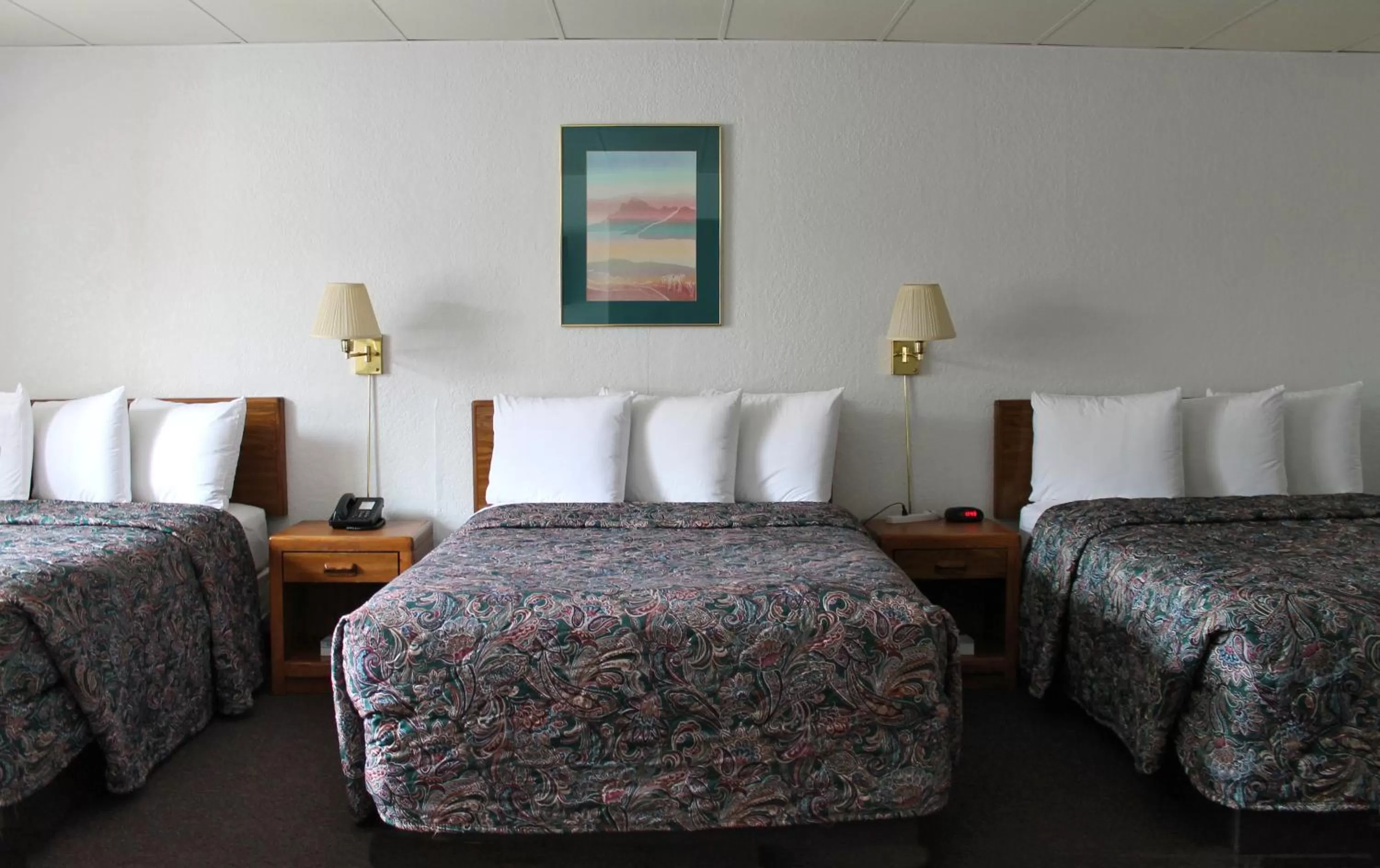 Bed in Budget Host Crestview Inn