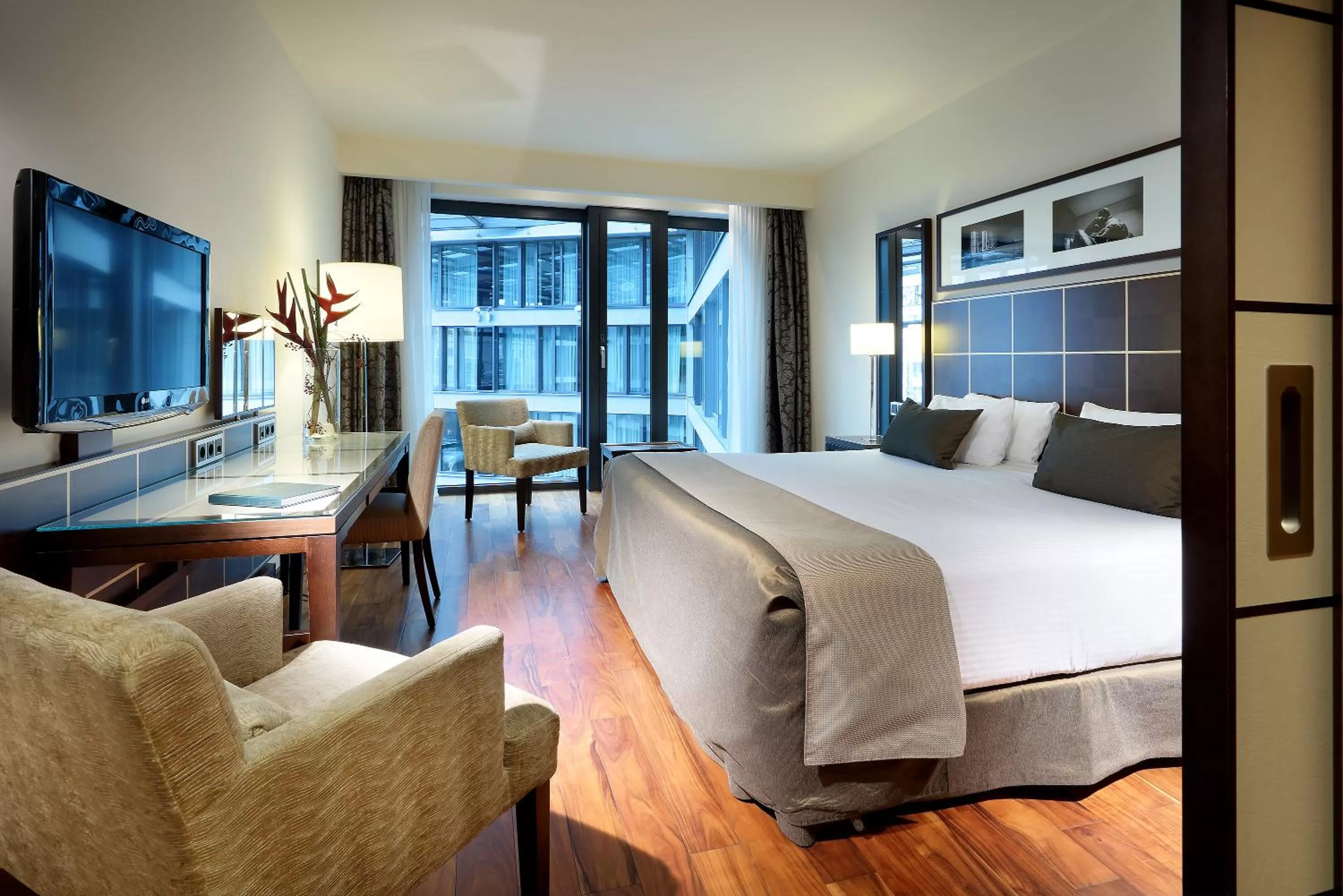 Photo of the whole room, Bed in Eurostars Berlin