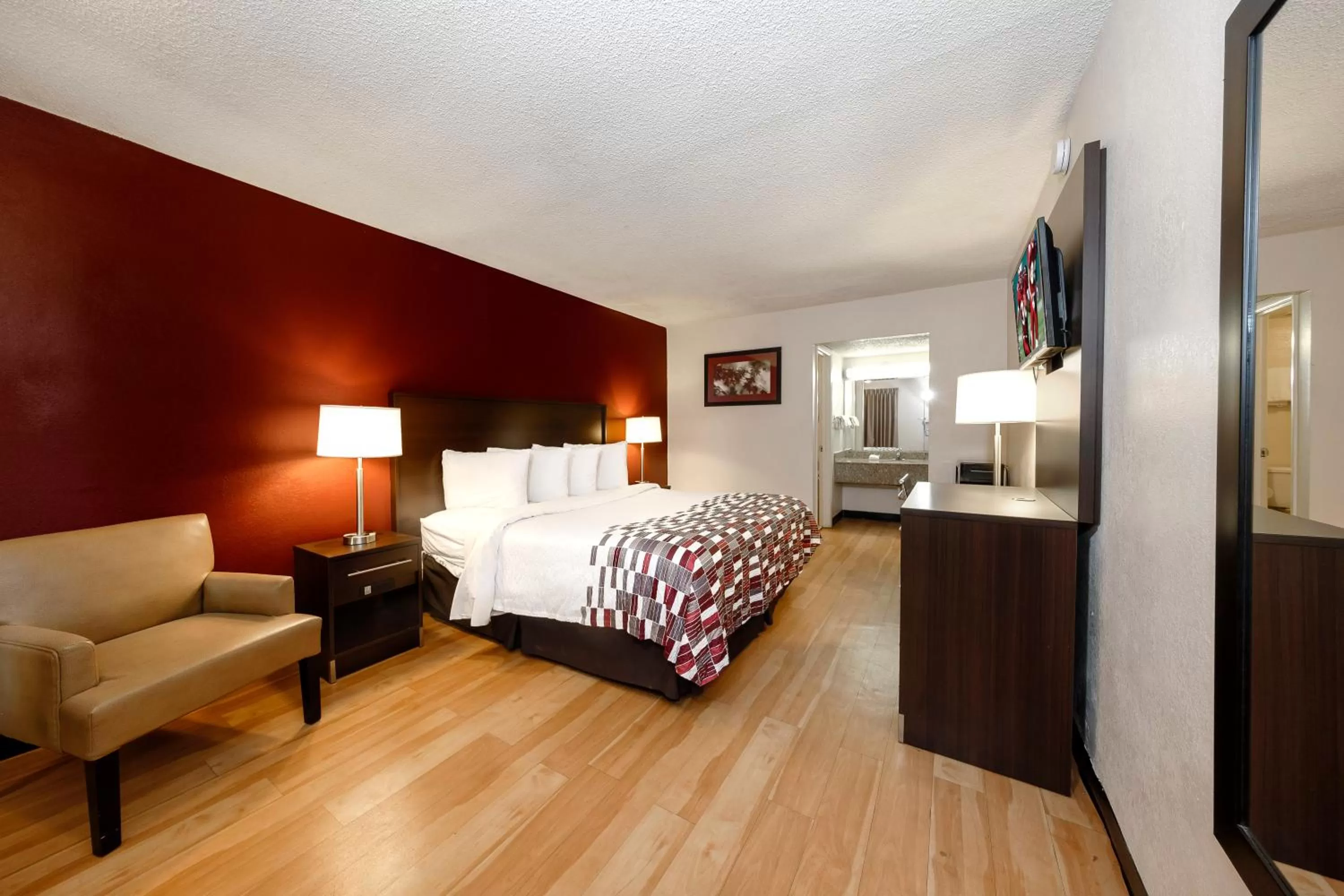 Deluxe King Room - Disability Access/Roll-in Shower Non-Smoking in Red Roof Inn Atlanta - Suwanee/Mall of Georgia