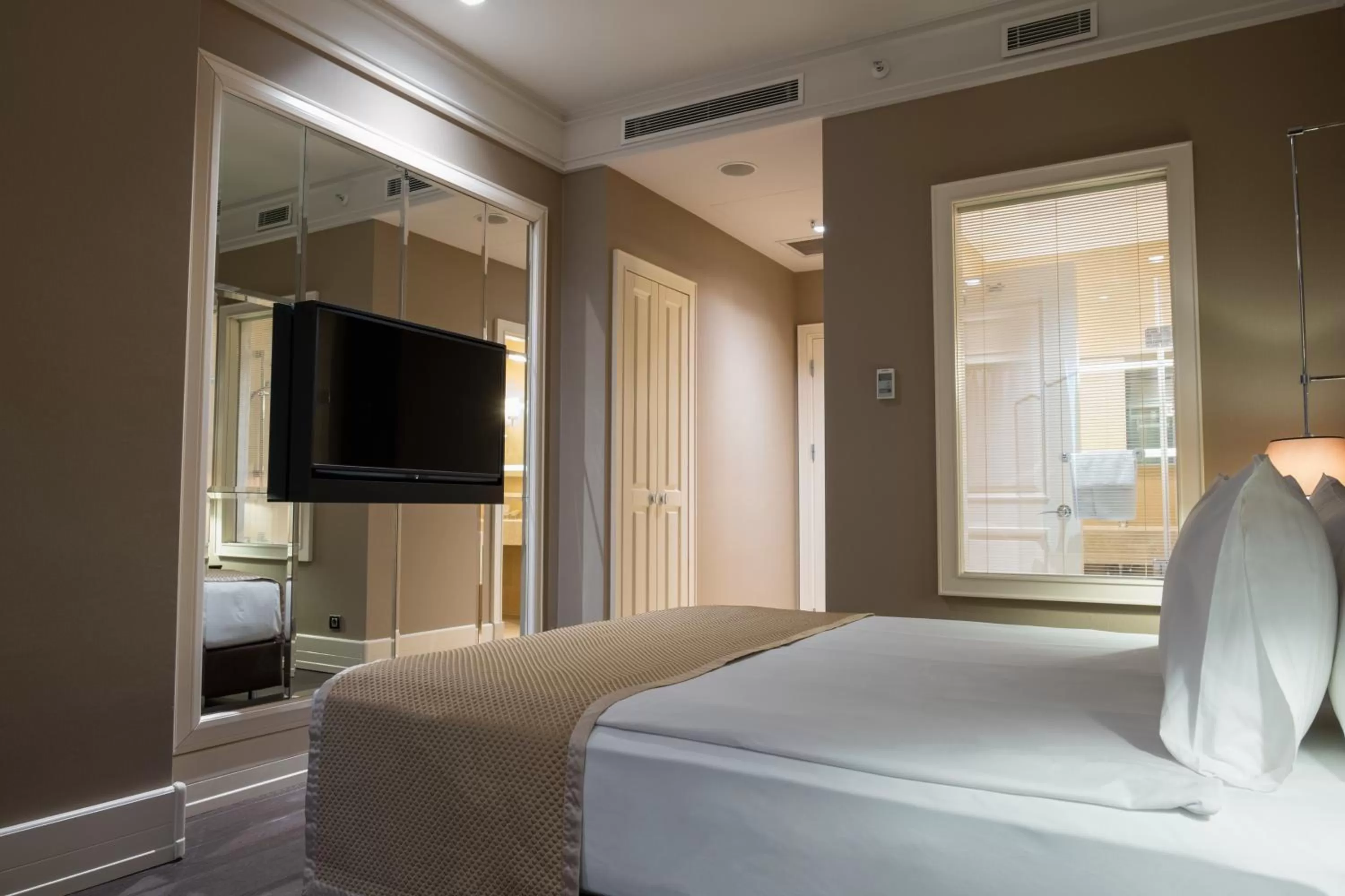 Communal lounge/ TV room, Bed in Windsor Hotel & Convention Center Istanbul