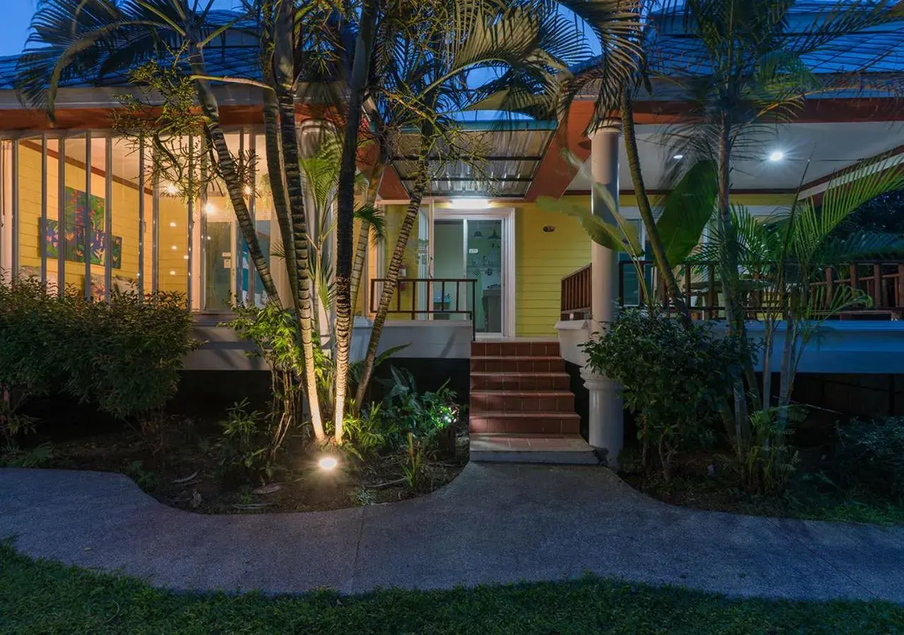 Two-Bedroom Bungalow in Lemon House Two-Bedroom Bungalow in Lemon House