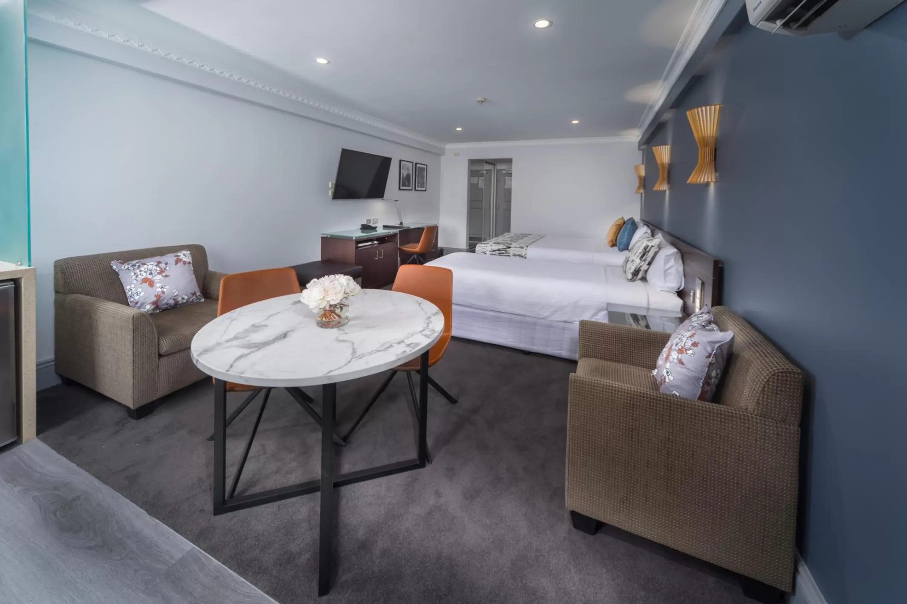 Deluxe Studio in Hyde Park Inn Deluxe Studio in Hyde Park Inn