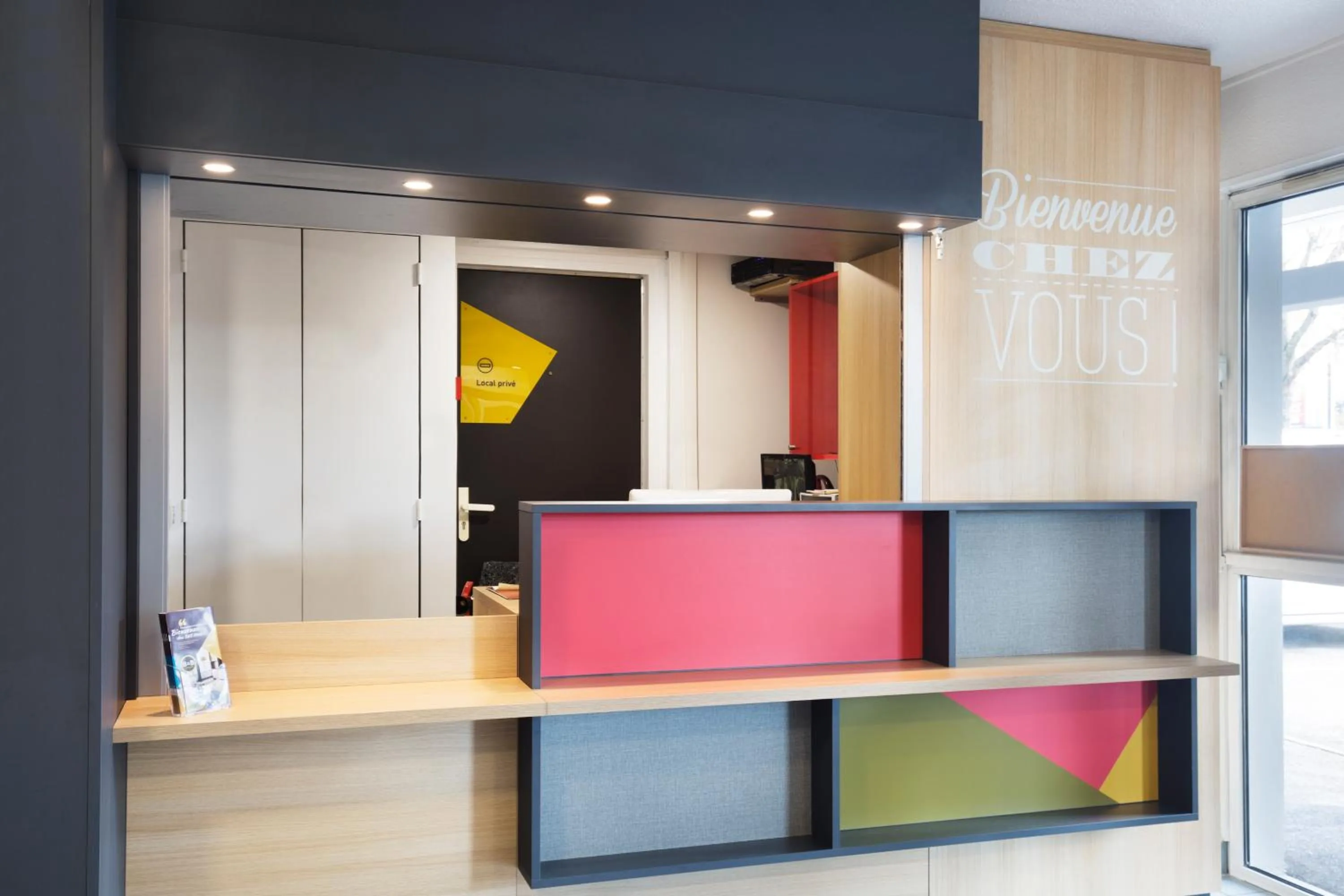 Lobby or reception in B&B HOTEL Lyon St Priest