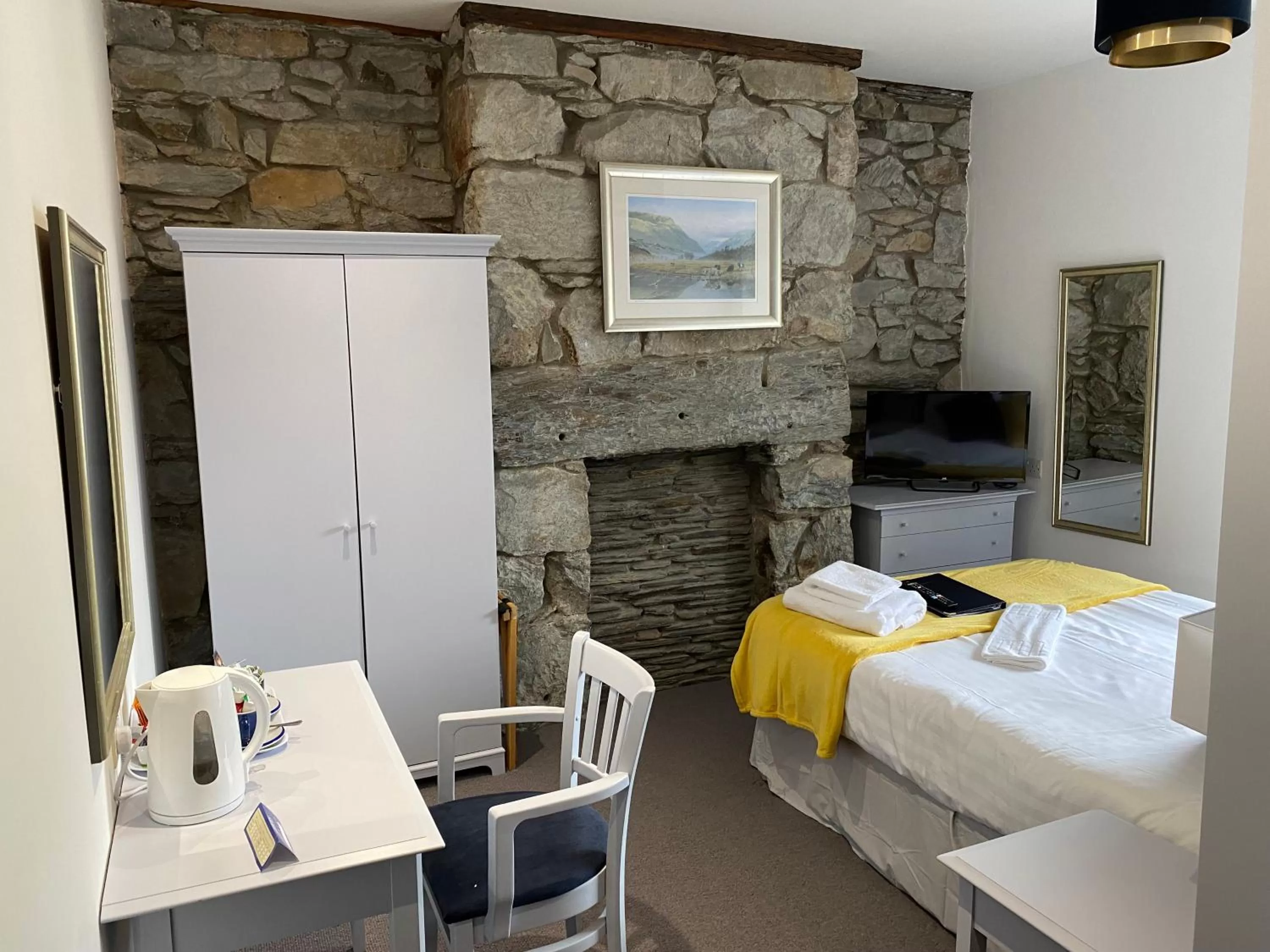 Bedroom, Bed in Grapes Hotel, Bar & Restaurant Snowdonia Nr Zip World