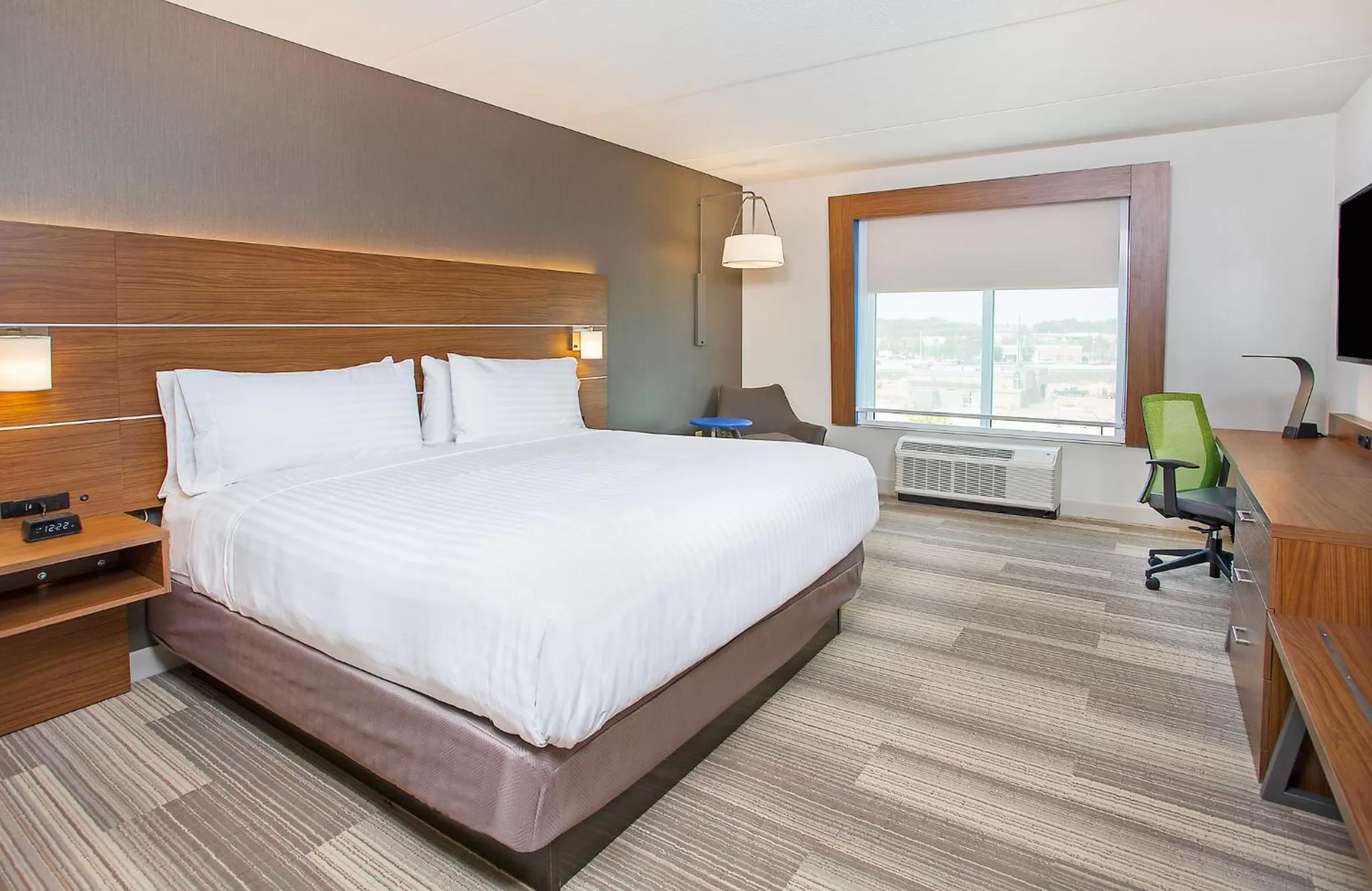 Photo of the whole room, Bed in Holiday Inn Express & Suites Covington by IHG