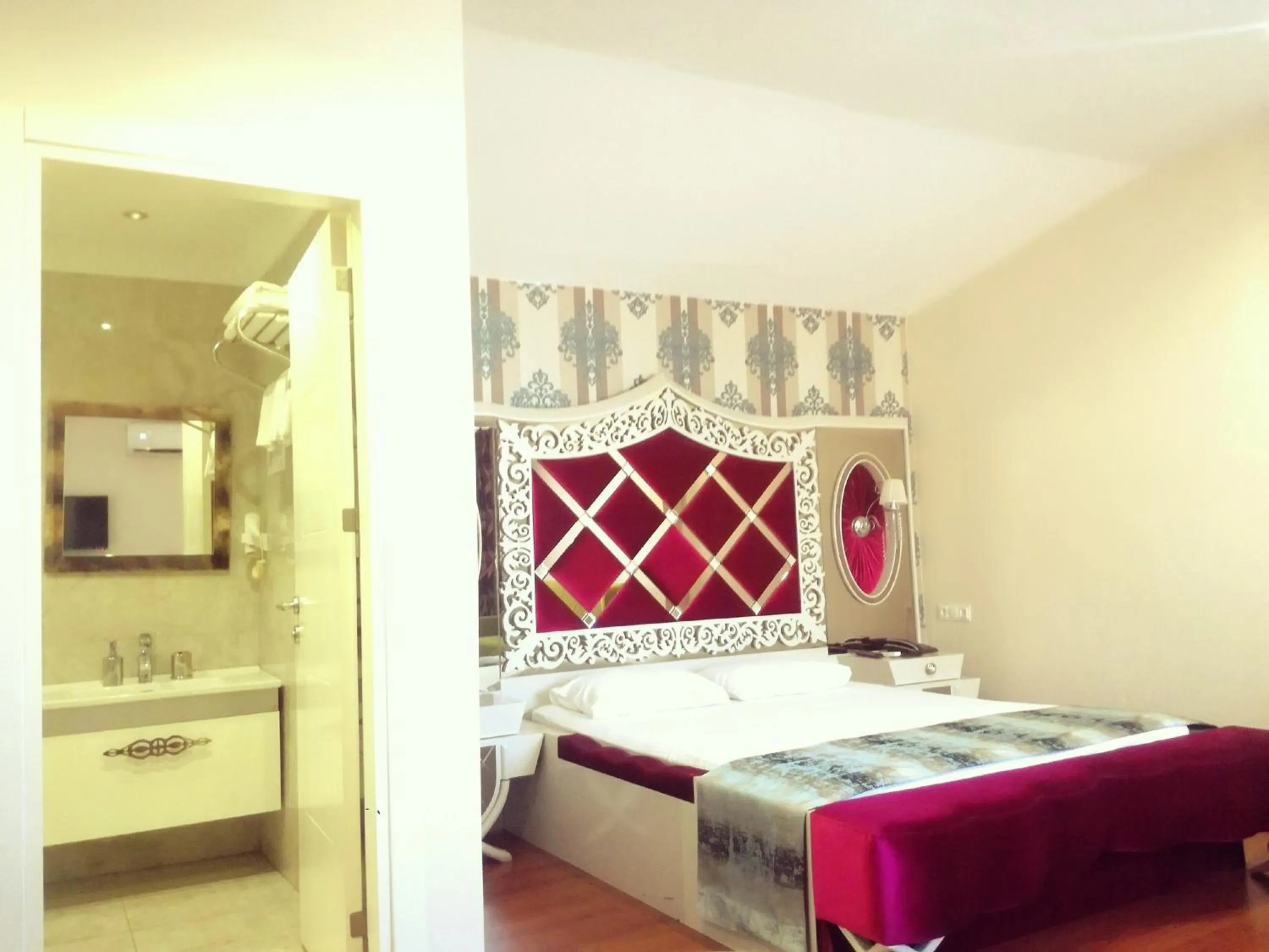 By Historial Hotel Due