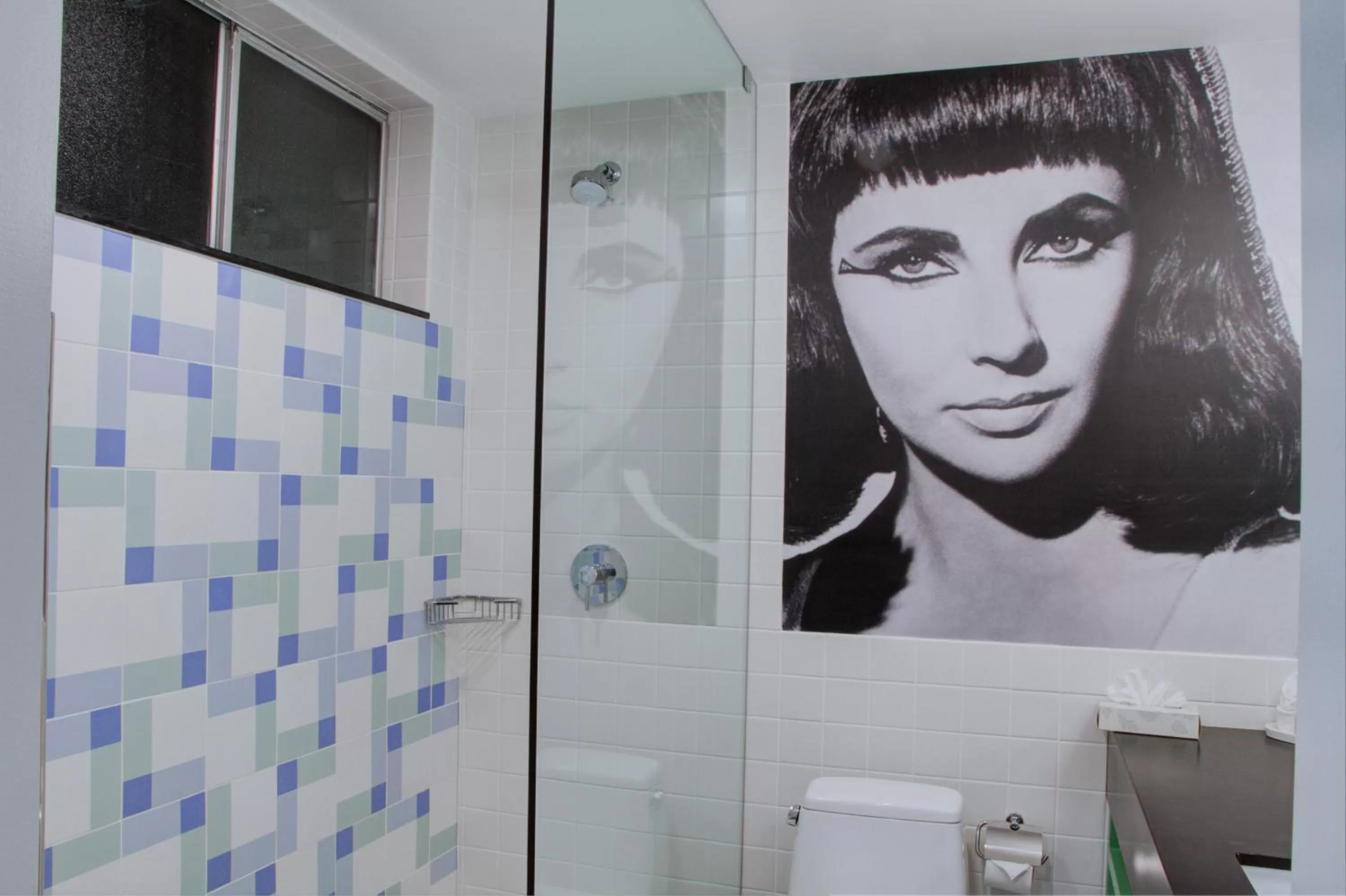 Shower in The Hollywood Franklin Hotel near Universal Studios