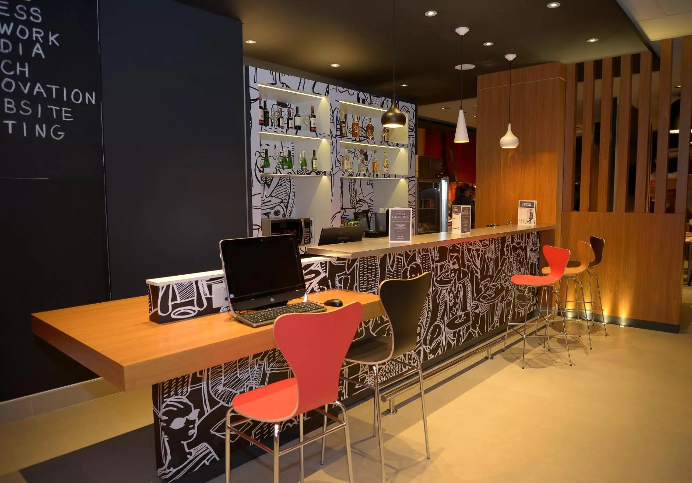 Lounge or bar in Ibis Guaratingueta Aparecida - Circuito da Fé