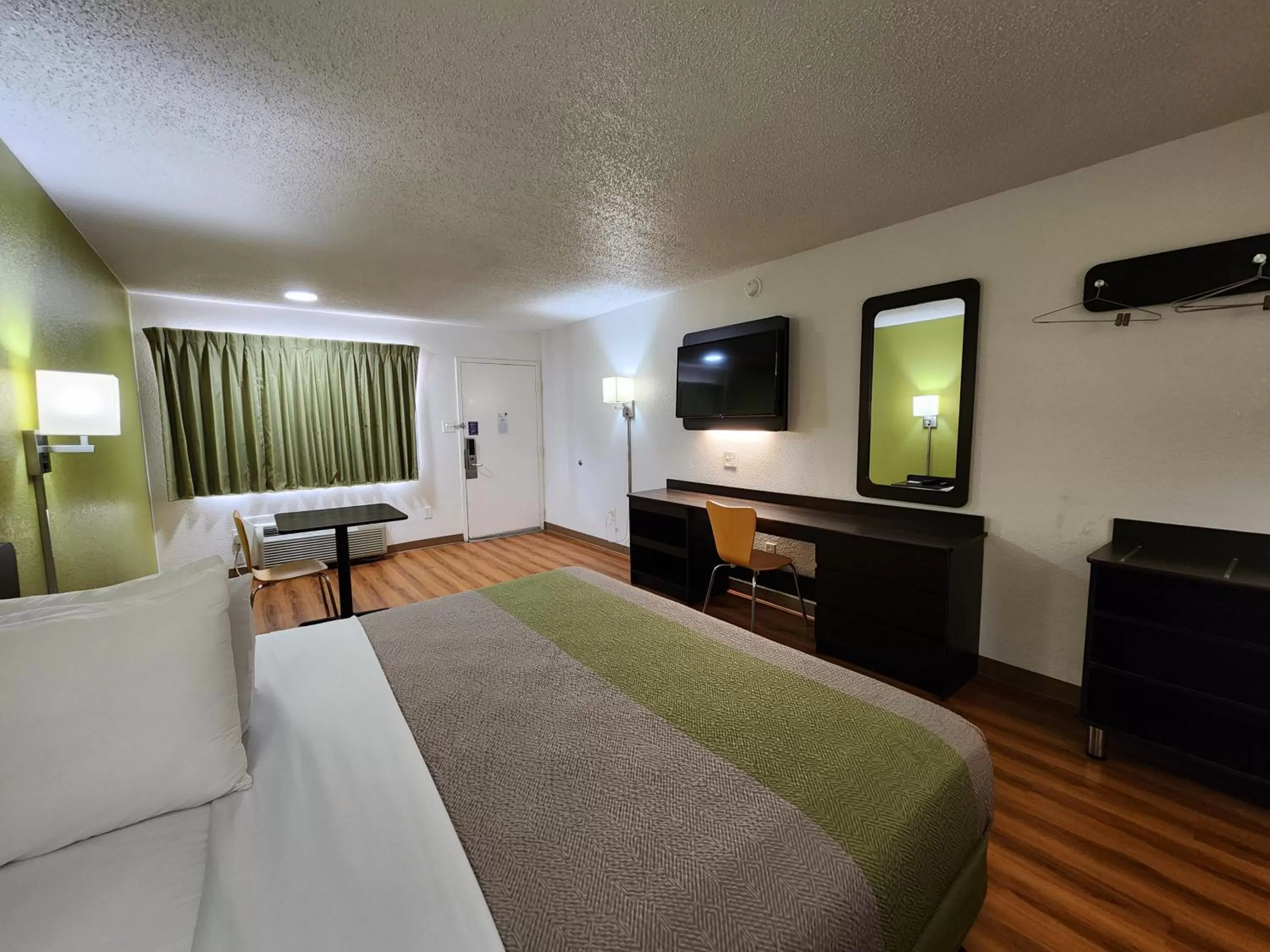 Bed in Motel 6-Baytown, TX - Baytown East