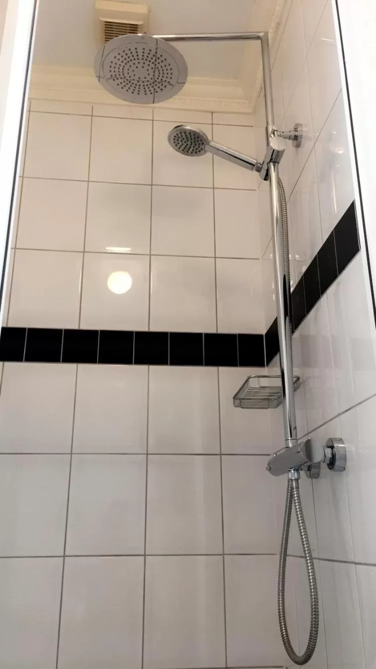 Bathroom in De Tuinkamer-----Privé diner op de kamer mogelijk!!!