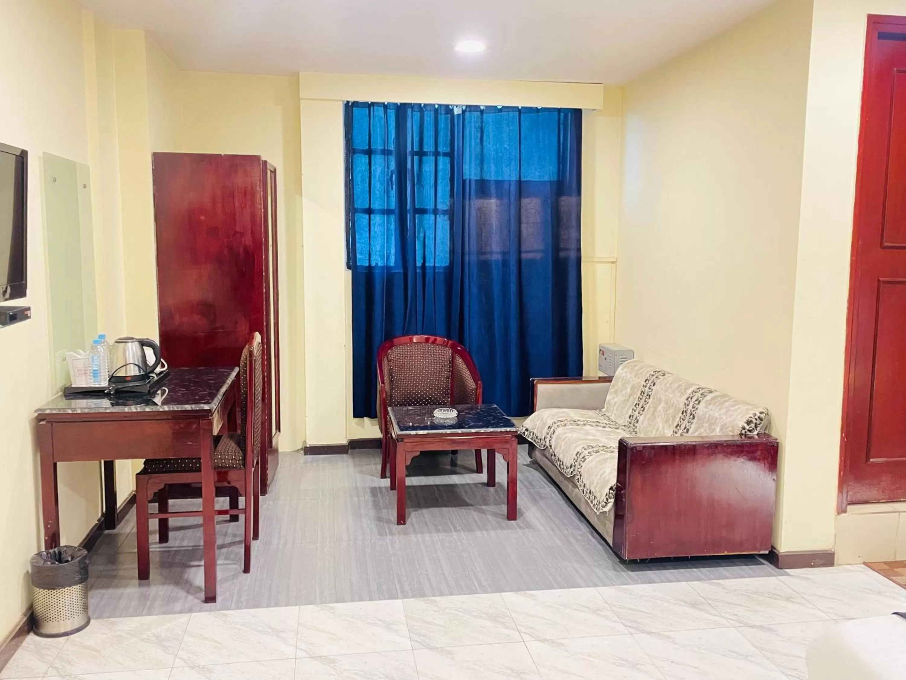 Bed in THE ROYAL PRESIDENCY INN