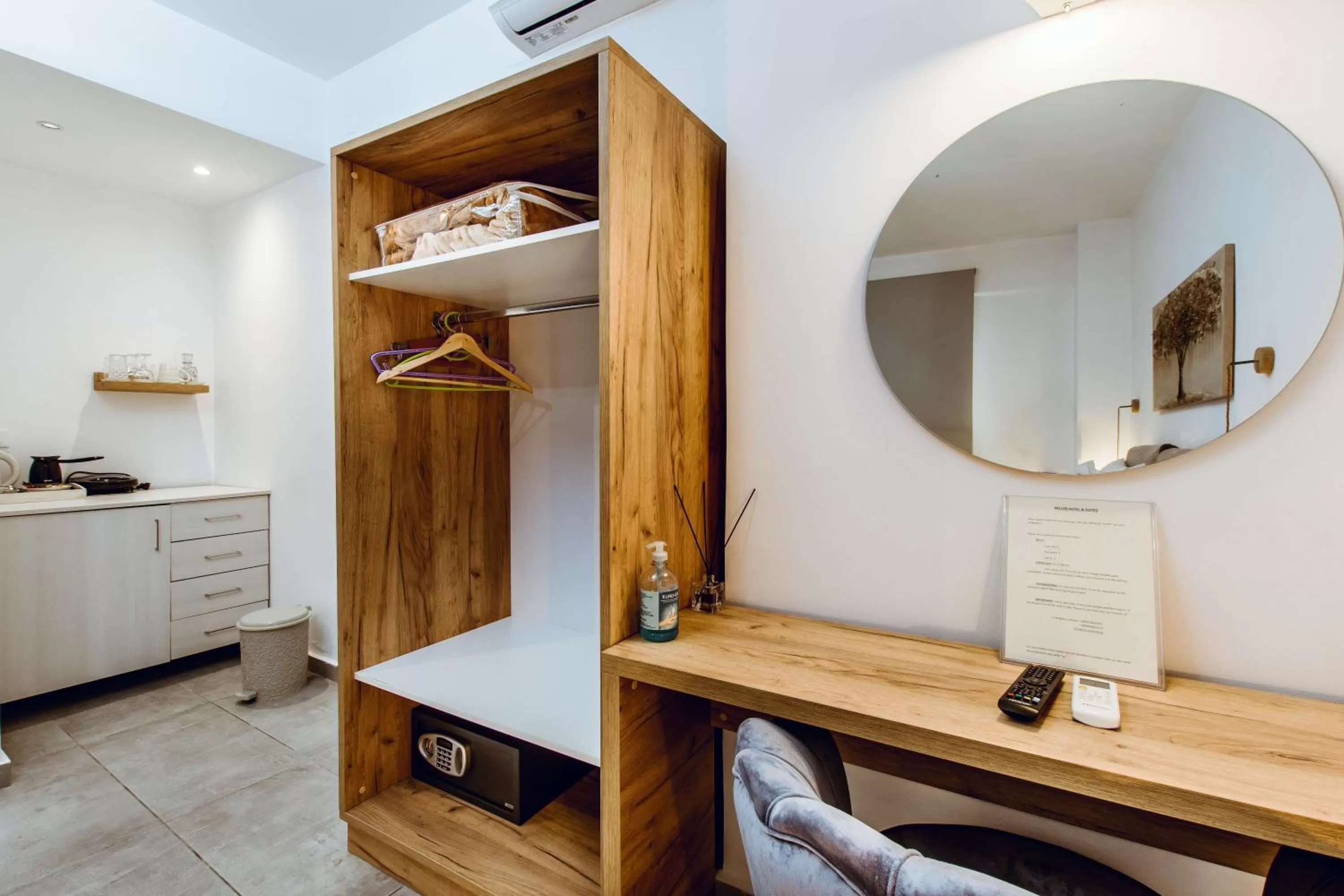 Coffee/tea facilities in Deluxe Hotel