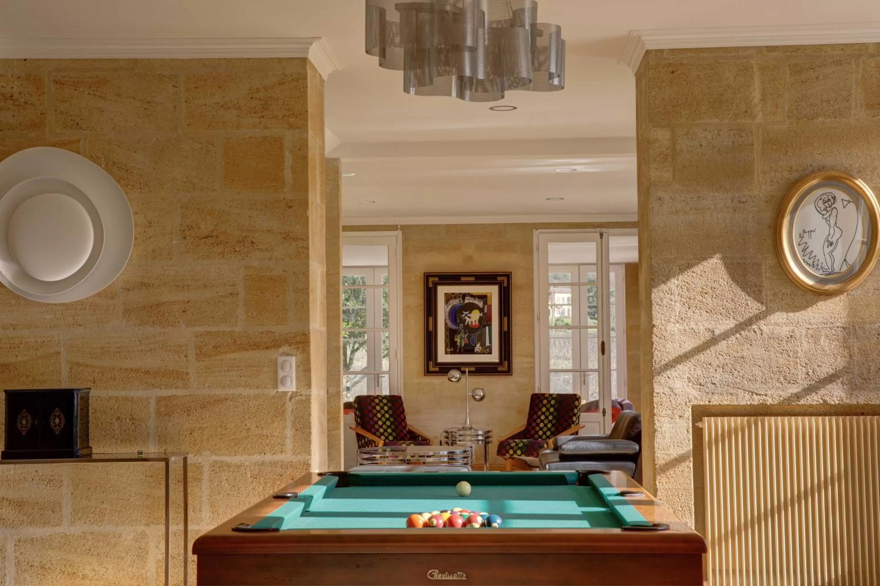 Communal lounge/ TV room in Chateau du Palanquey & SPA