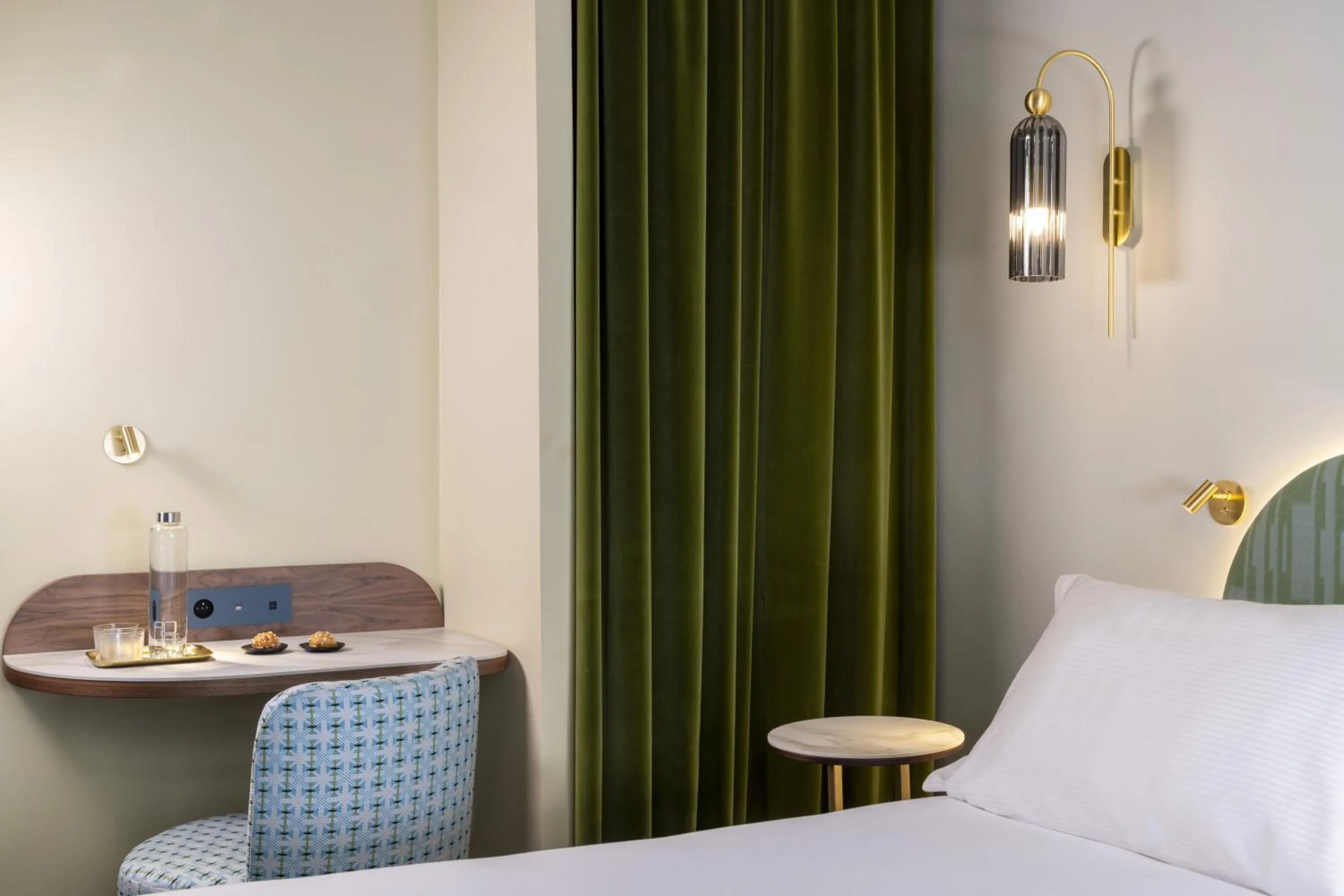 Bed in Hotel L de Lutece - Notre-Dame