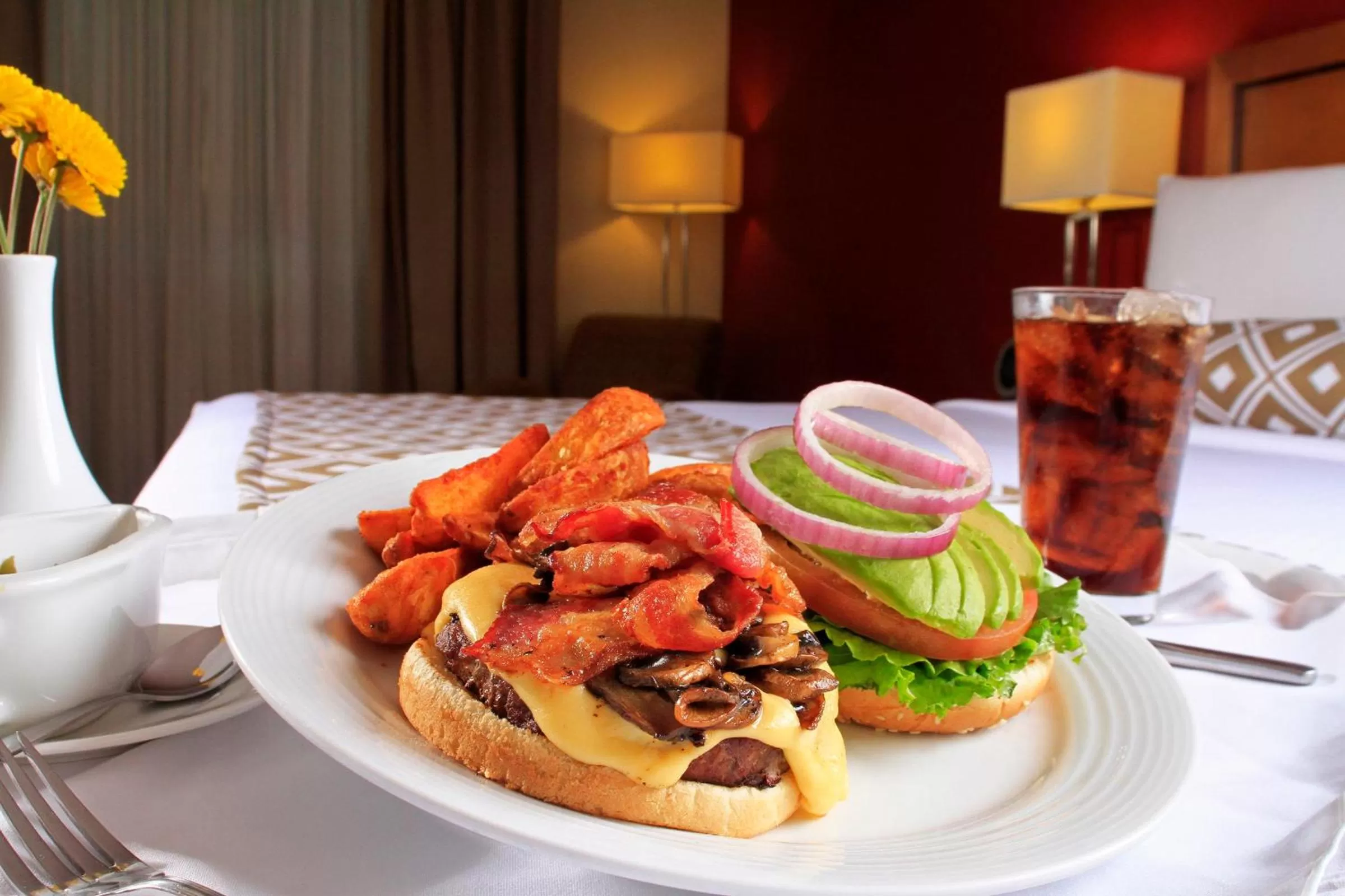 Restaurant/places to eat in Crowne Plaza Monterrey Aeropuerto by IHG