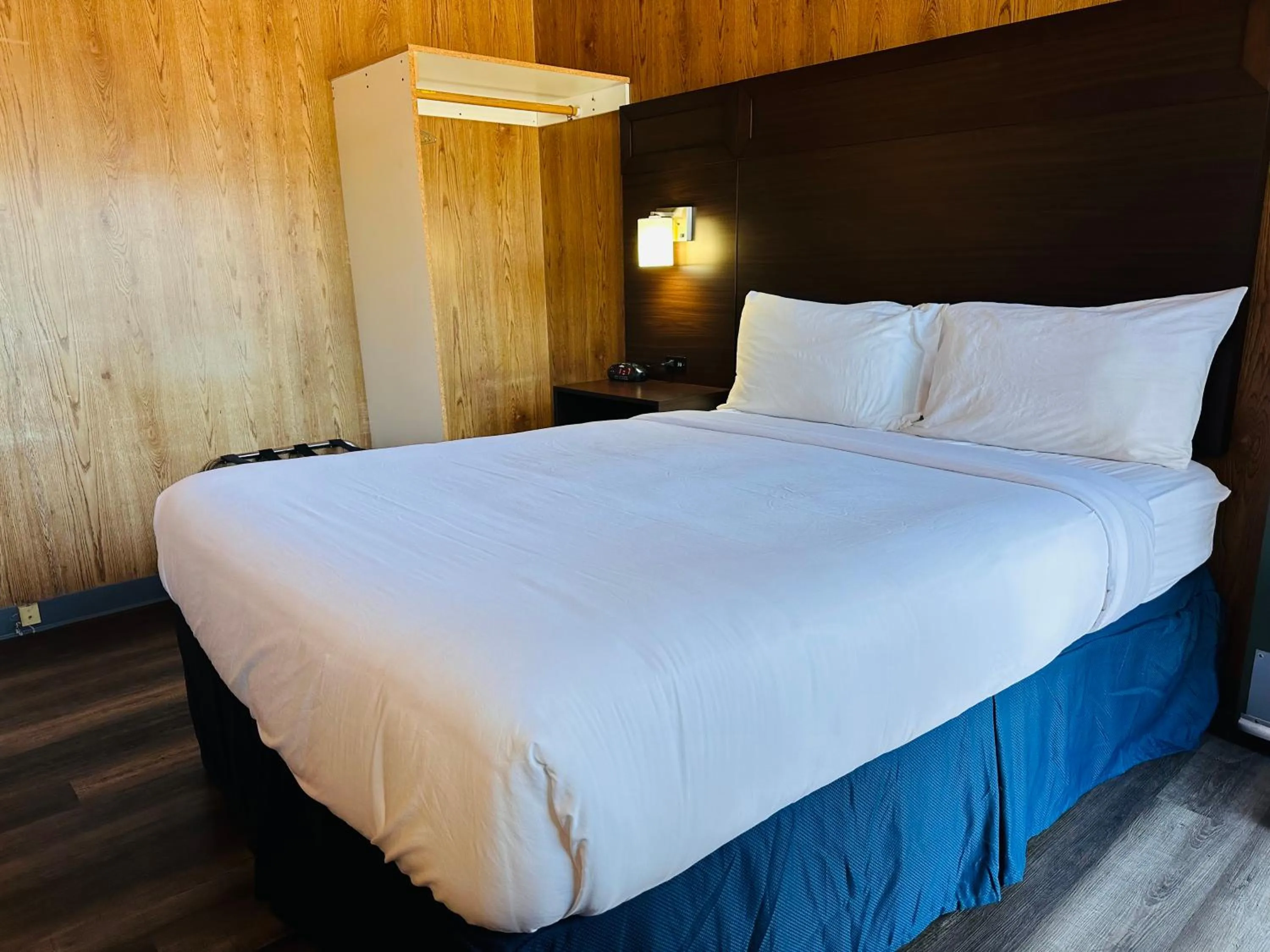 Standard Queen Room in Anchor Inn Motel by Loyalty