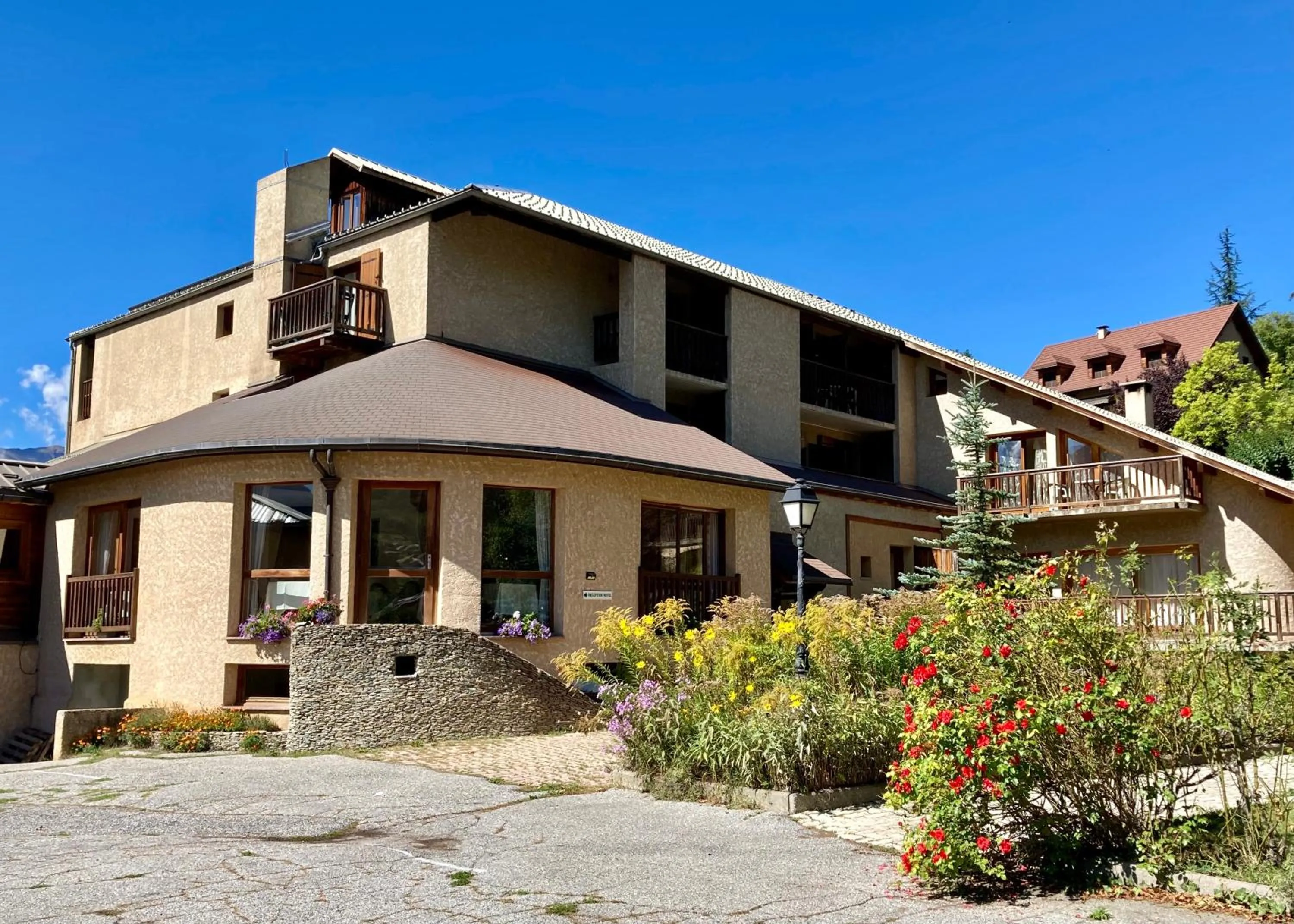 Property building in Le Catinat Fleuri