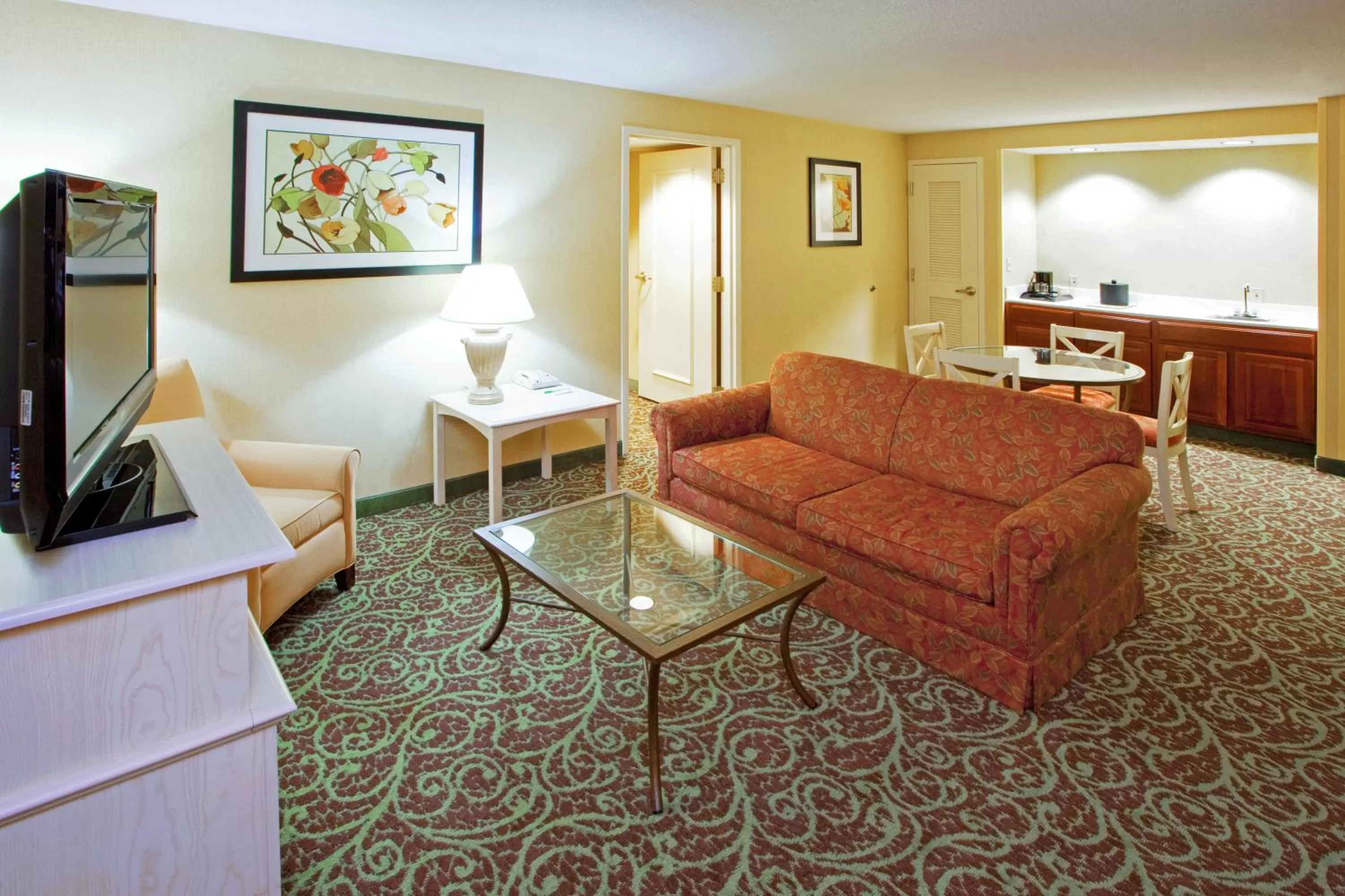 Living room in Holiday Inn Chantilly-Dulles Expo Airport by IHG