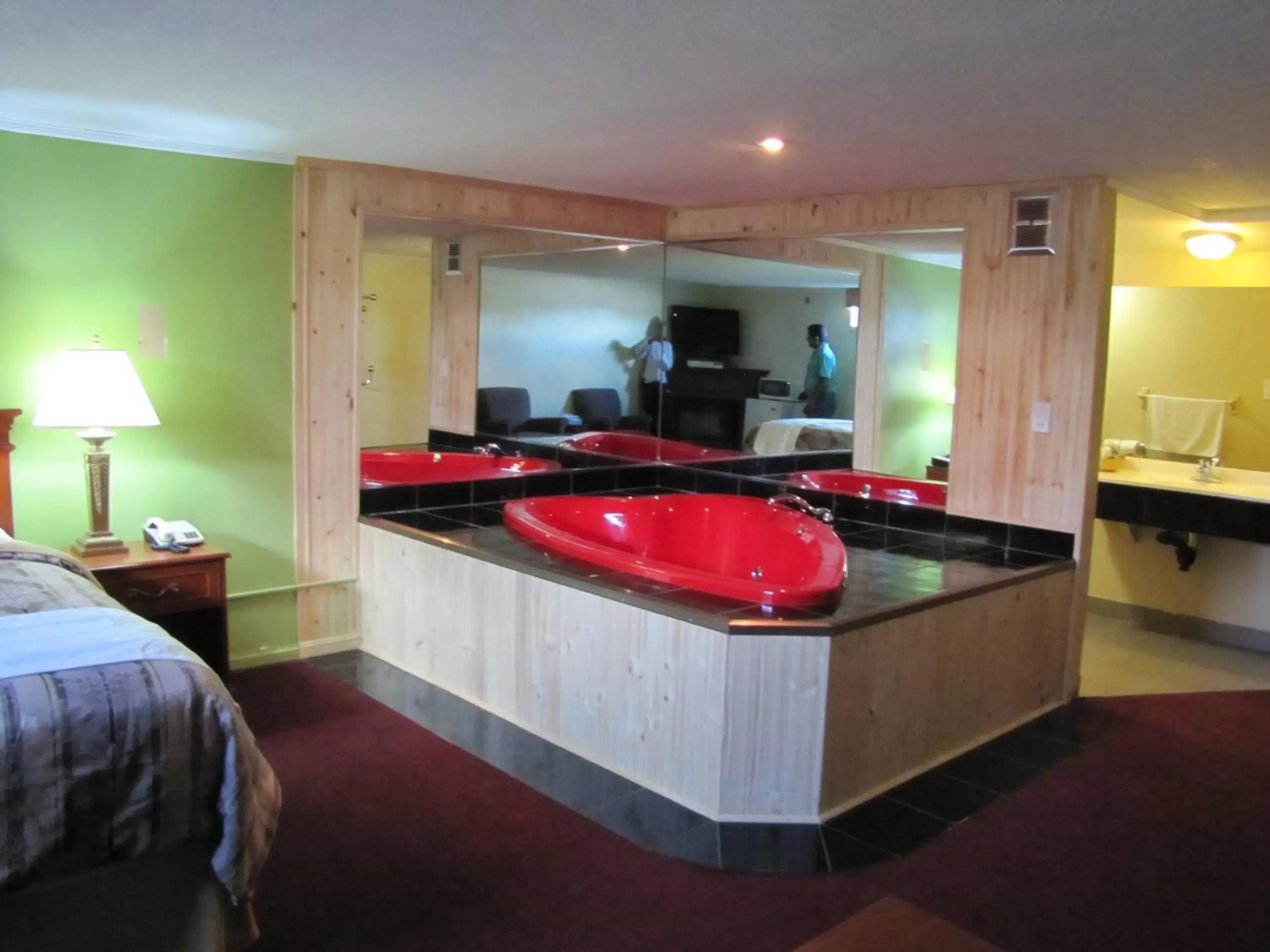 Queen Room with Hot Tub in Northland Motel Queen Room with Hot Tub in Northland Motel