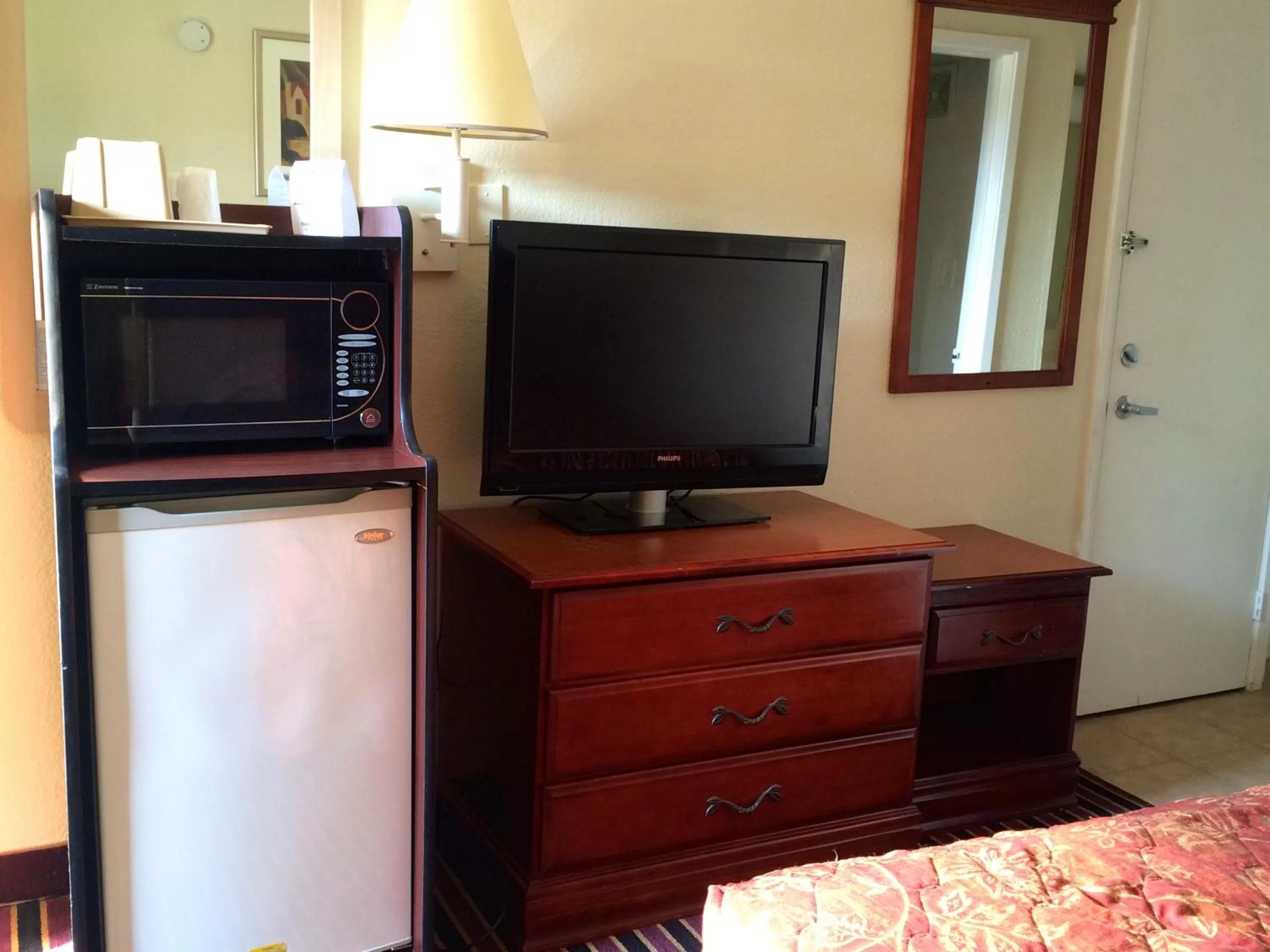 TV and multimedia in Carpet Inn