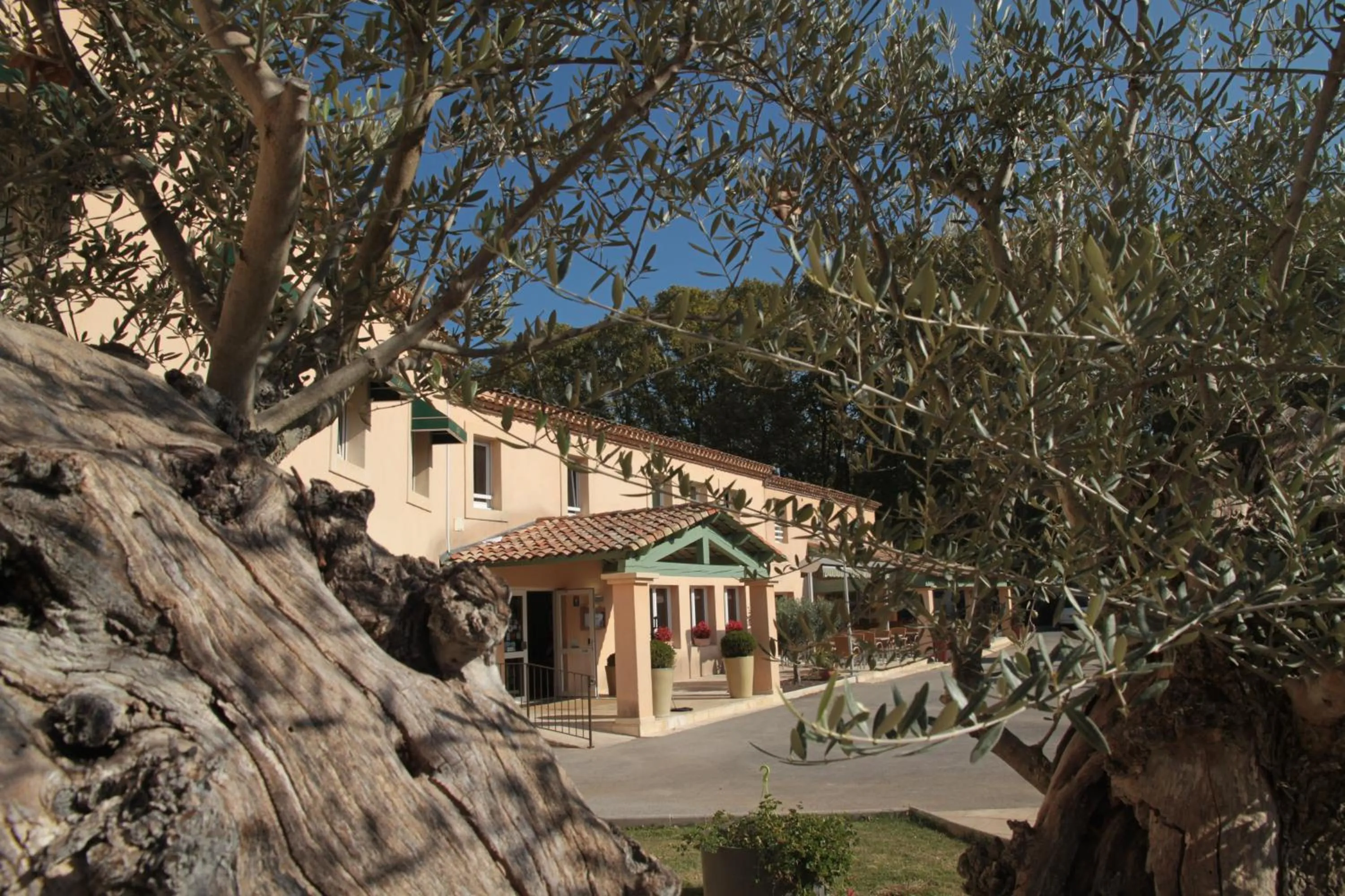 Facade/entrance in Logis Hôtel Le Mas De Jossyl