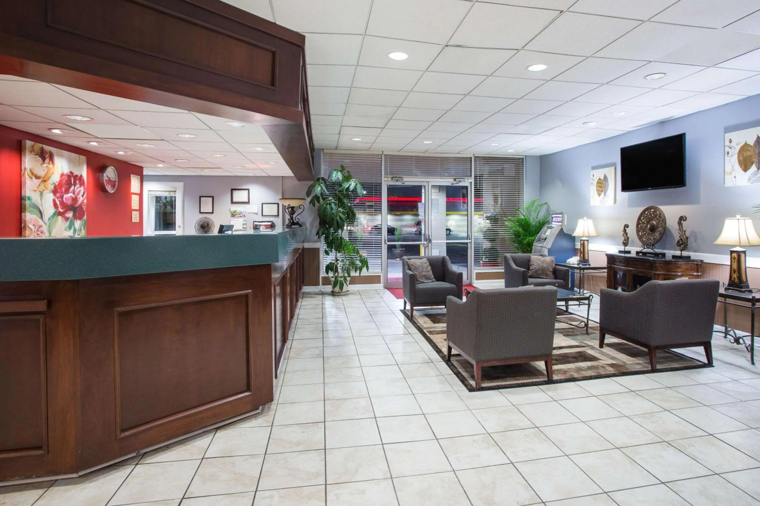 Lobby or reception in Ramada by Wyndham & Suites Warner Robins