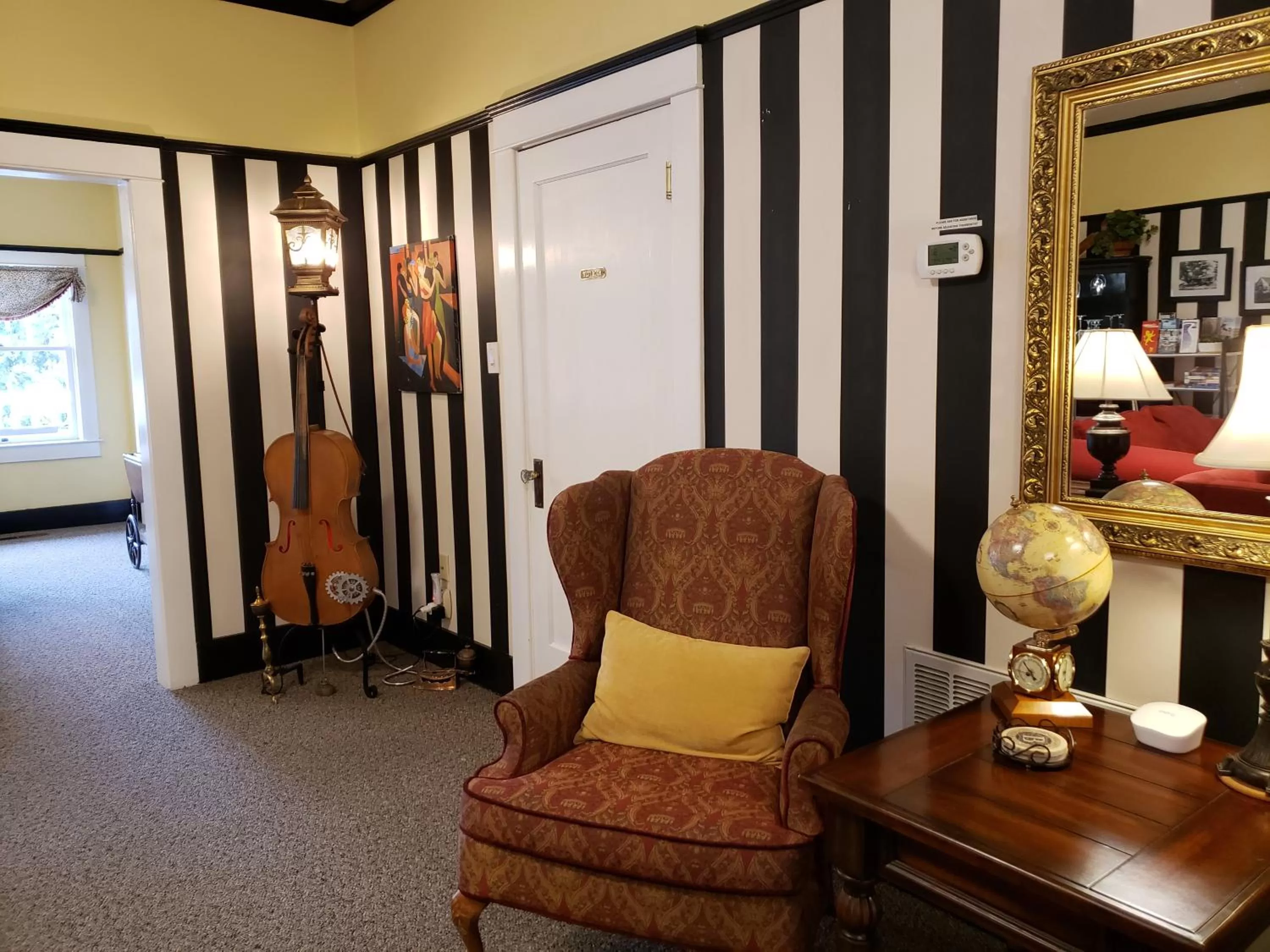 Living room in Bayberry Inn B&B and Oregon Wellness Retreat