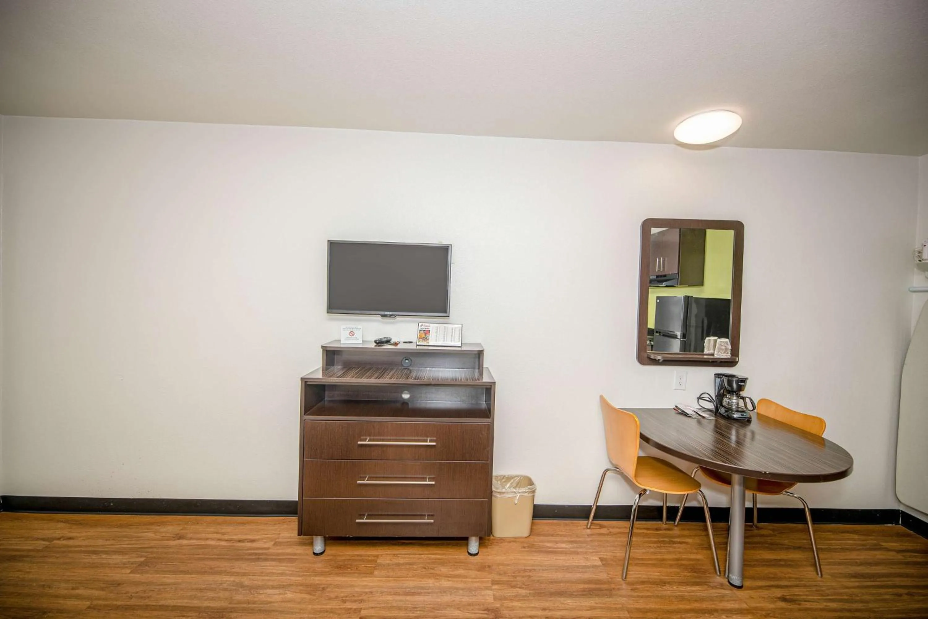 Photo of the whole room in Studio 6-Tyler, TX