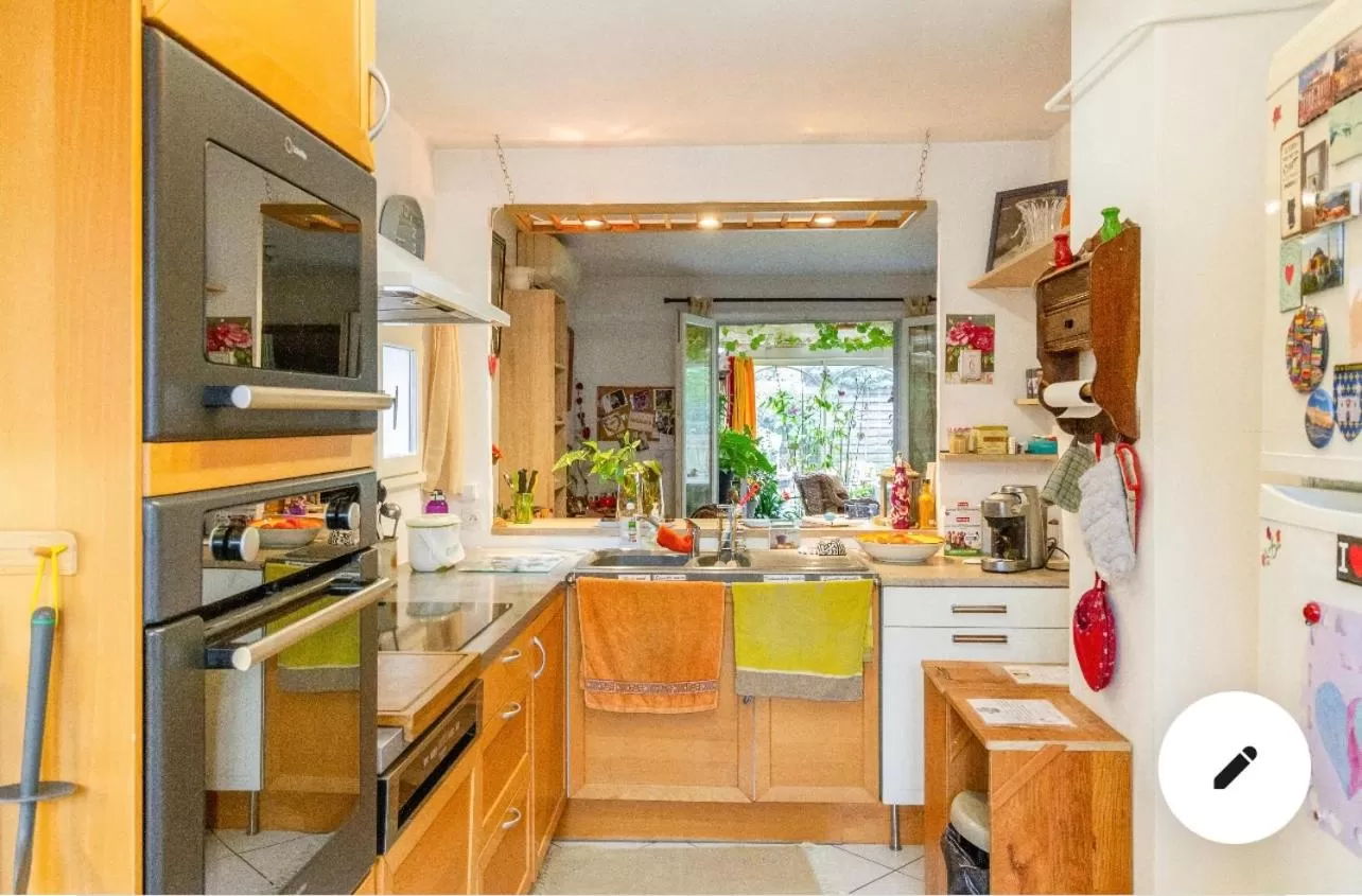 Kitchen/Kitchenette in 2 CHAMBRES B&B PRÈS DE L'AÉROPORT ET DU MEETT