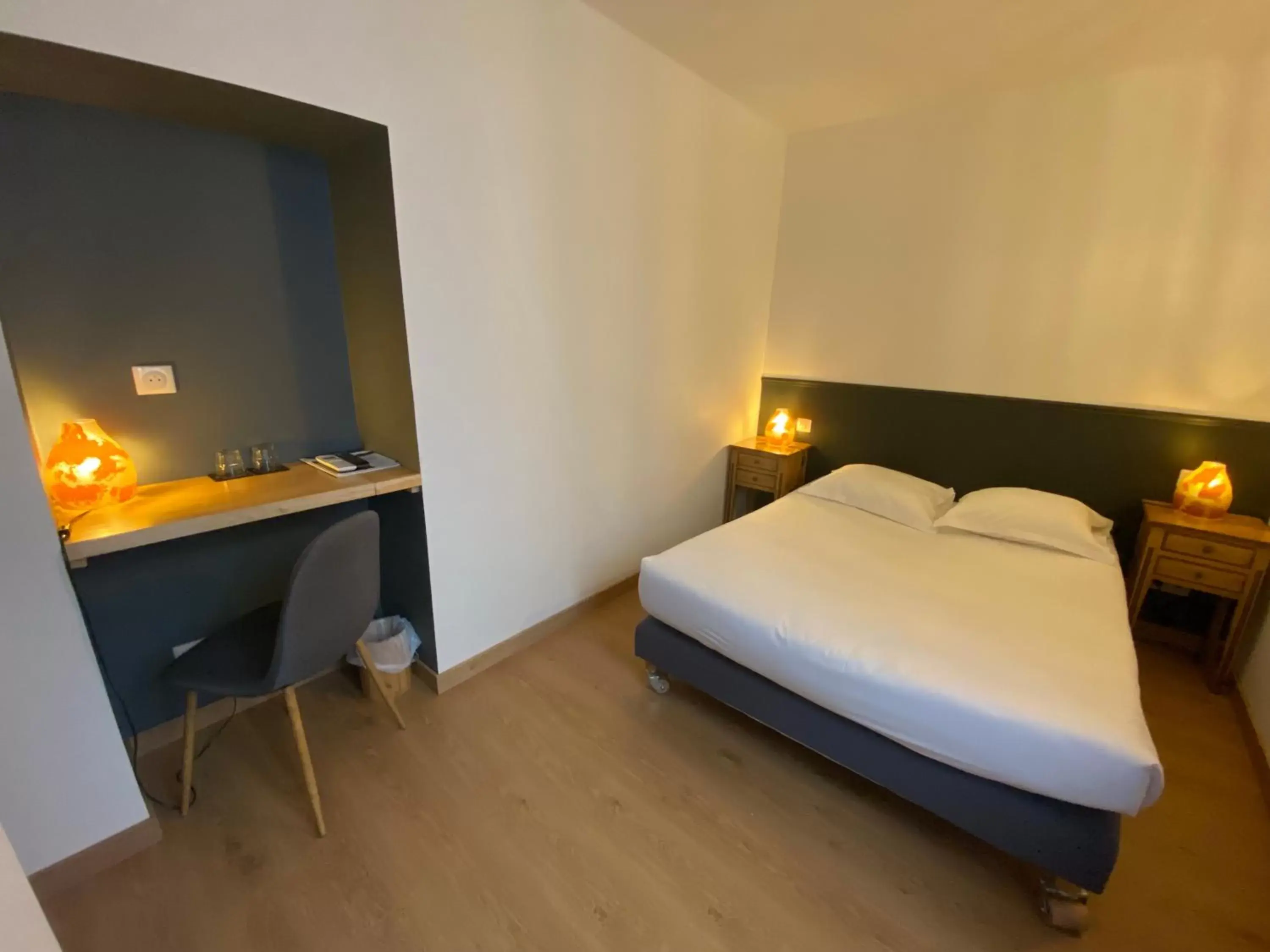 Budget Double Room in Le Miredames Hôtel-Bar Budget Double Room in Le Miredames Hôtel-Bar