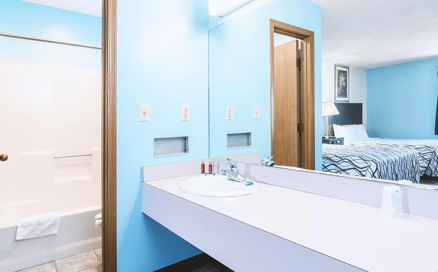 Bathroom, Bed in Blue Way Inn & Suites Wellington