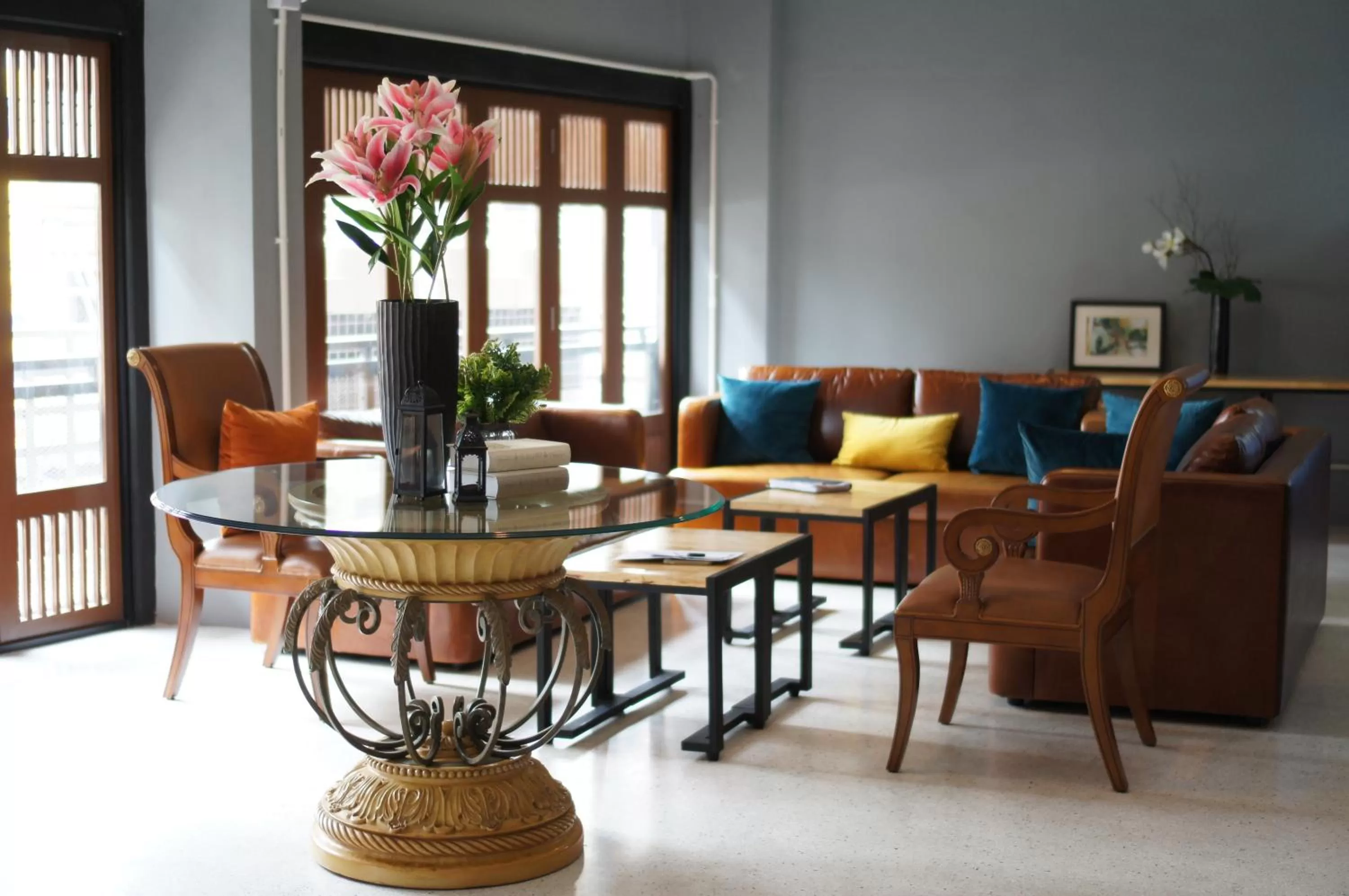 Communal lounge/ TV room in W22 by Burasari