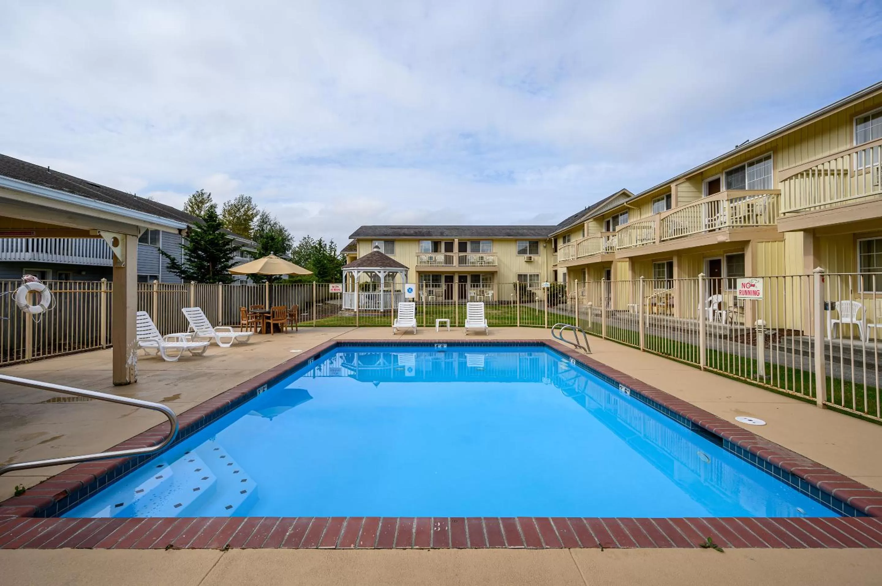 Swimming pool in Three Rivers Inn Sedro Woolley