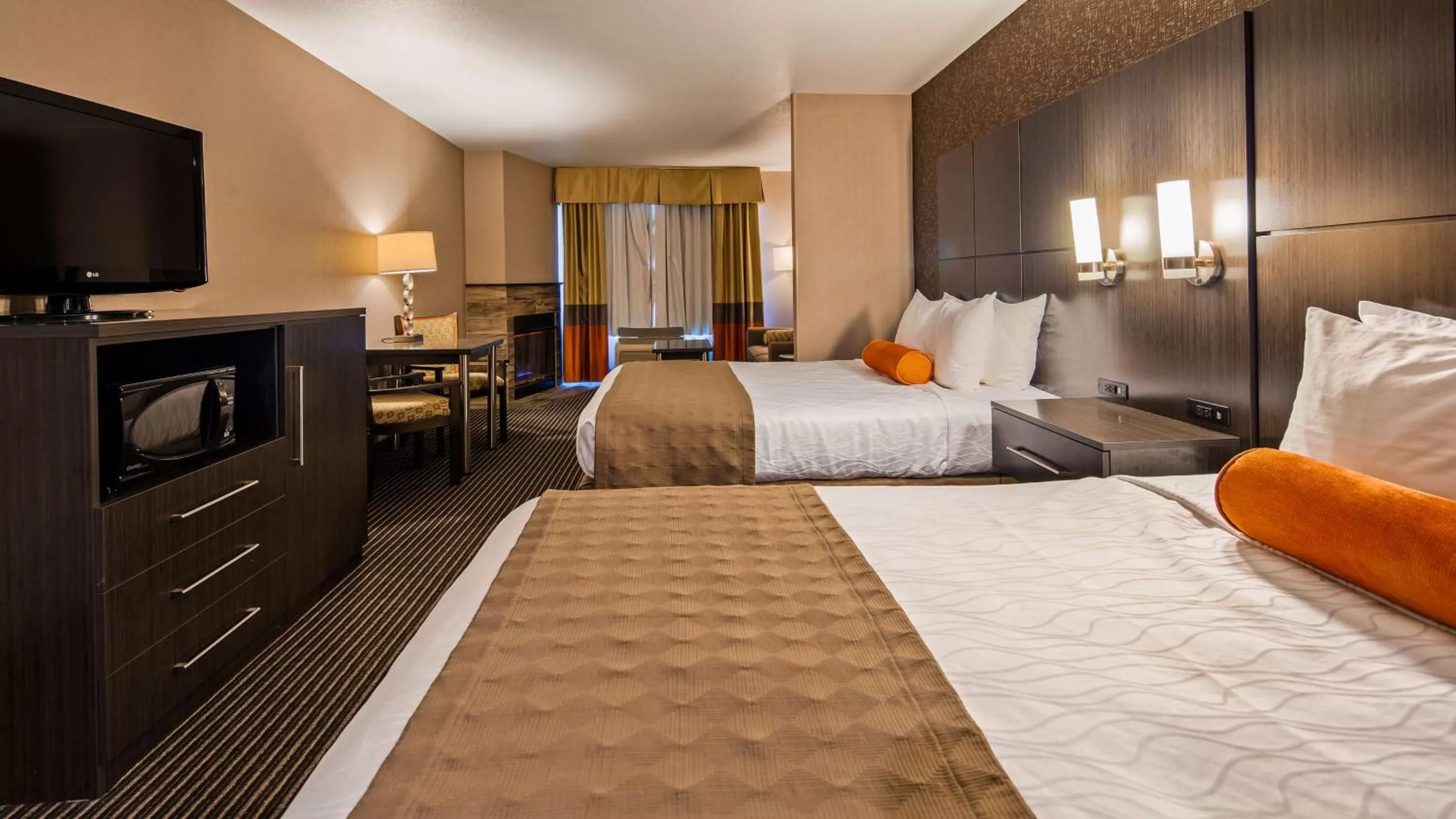 Photo of the whole room, Bed in Best Western Plus Rama Inn & Suites