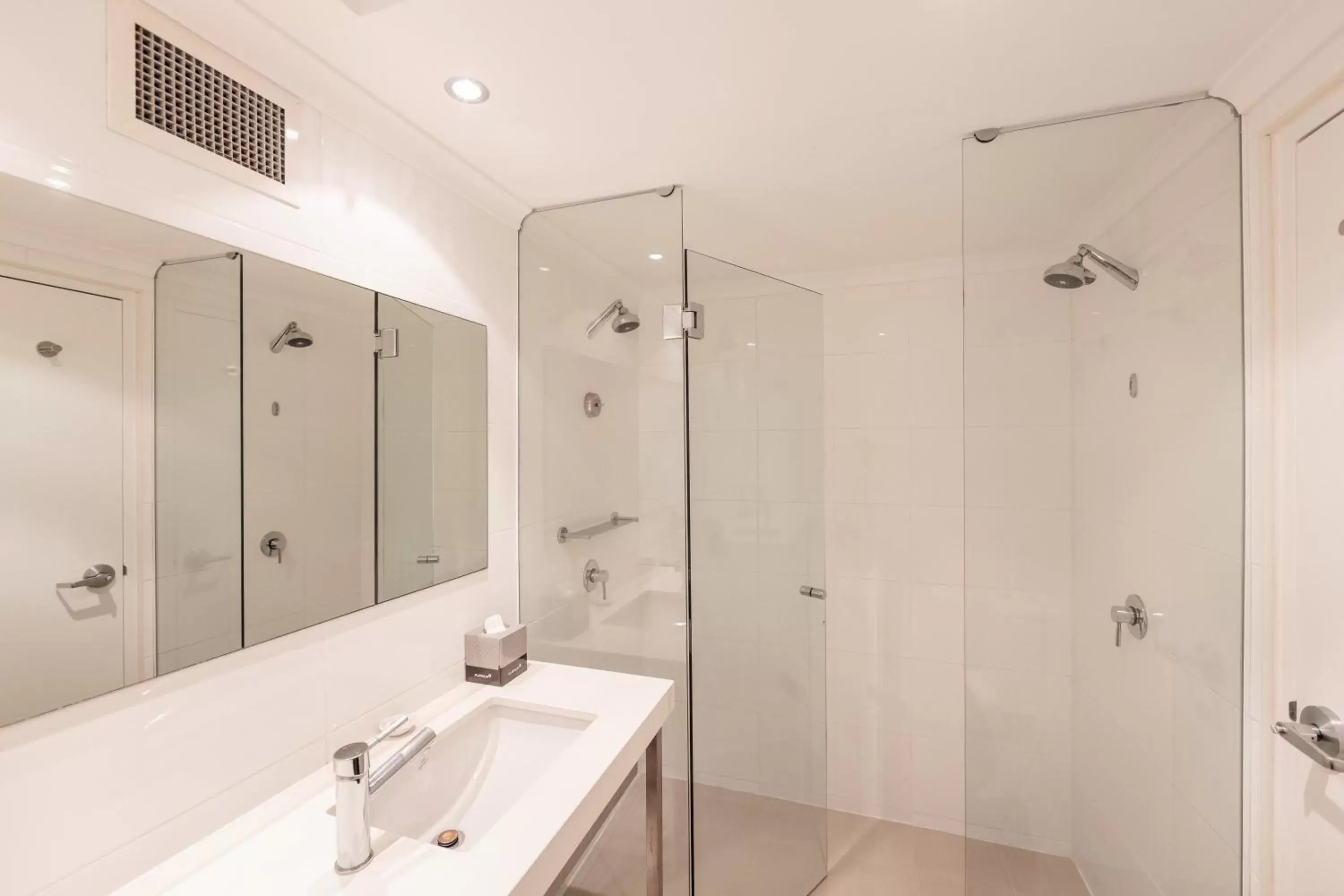 Superior Deluxe Double or Twin Room in The Executive Inn, Newcastle Superior Deluxe Double or Twin Room in The Executive Inn, Newcastle