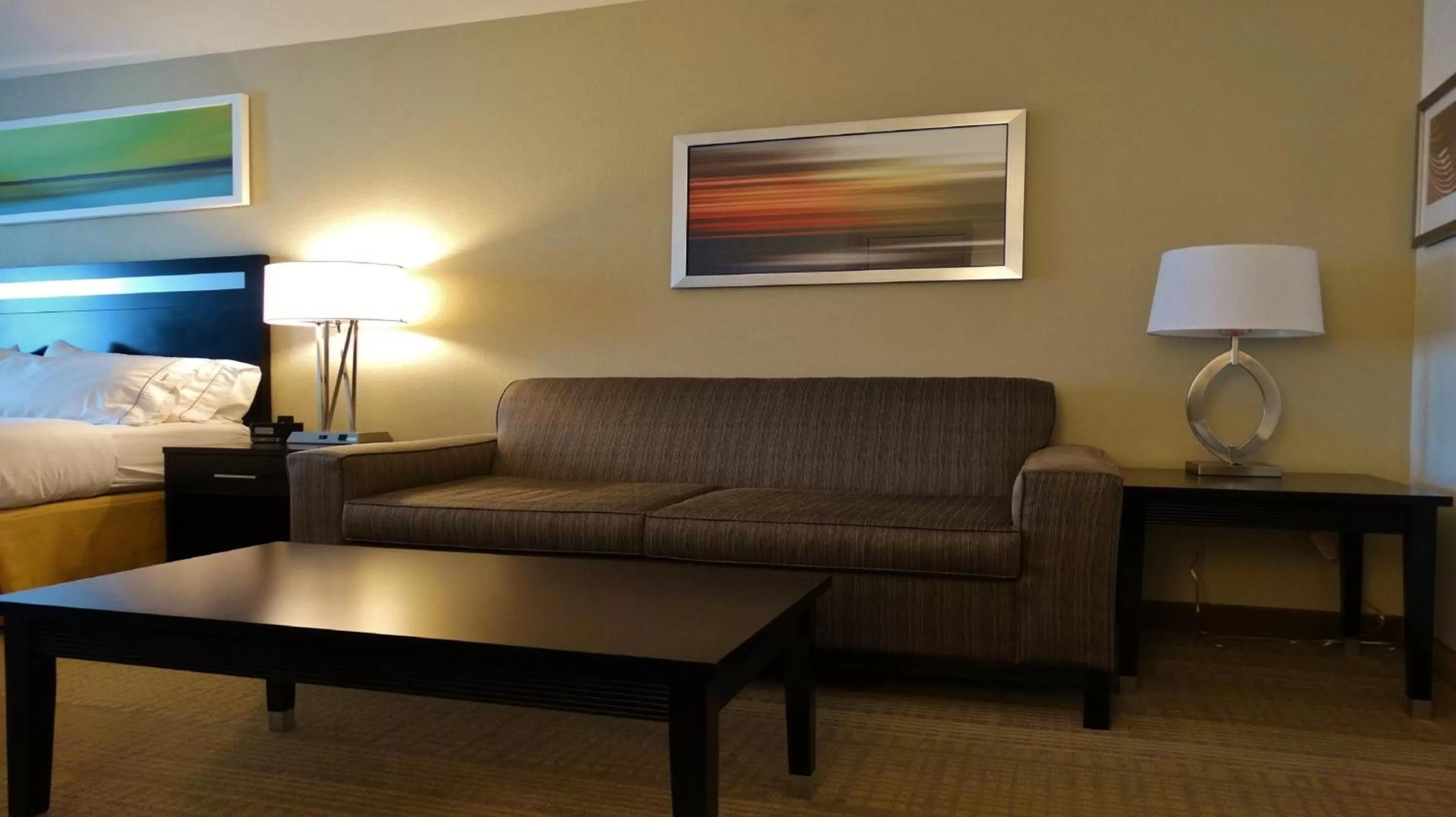 Photo of the whole room, Bed in Holiday Inn Express and Suites Montgomery by IHG