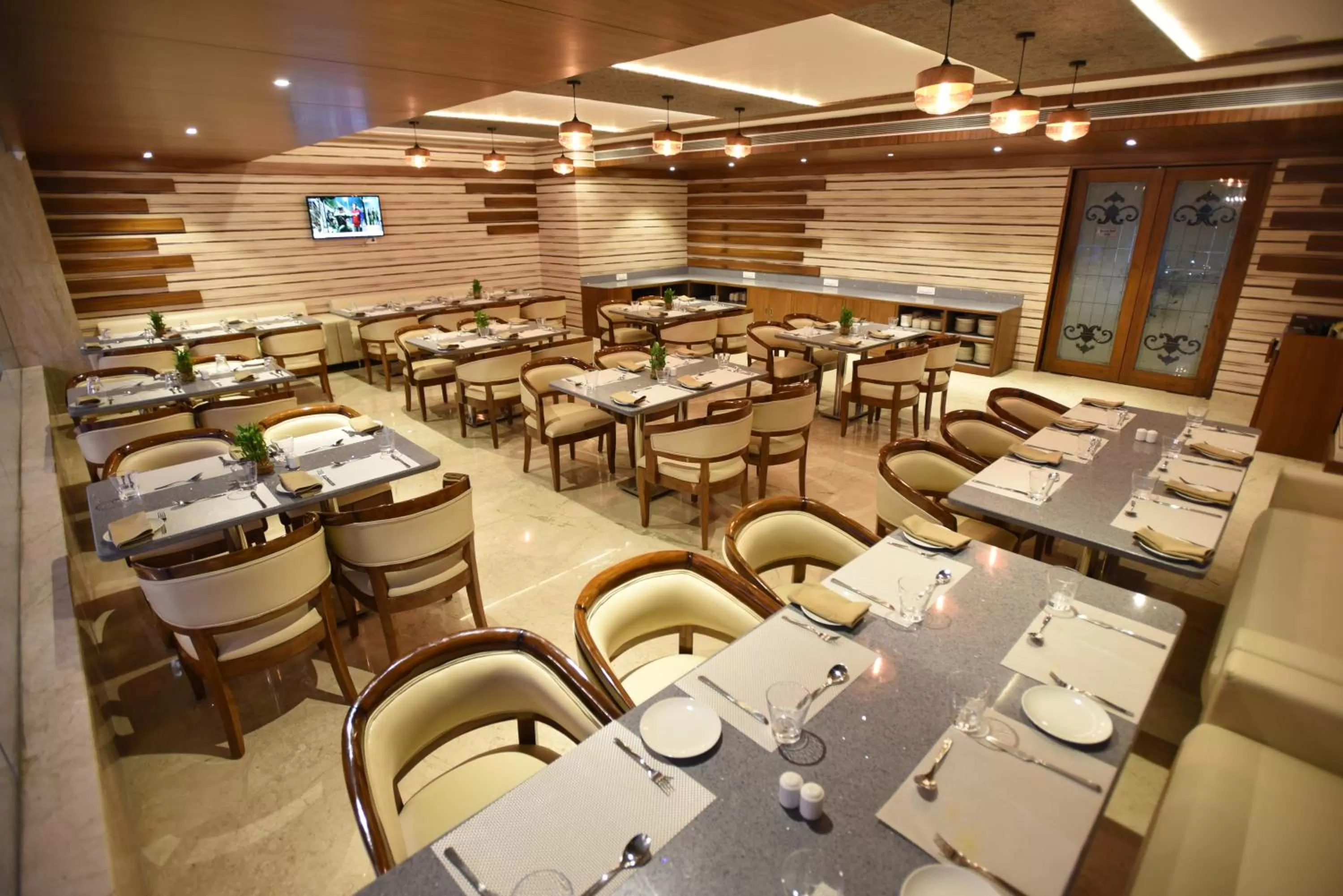 Restaurant/places to eat in Hotel Grand Rajputana