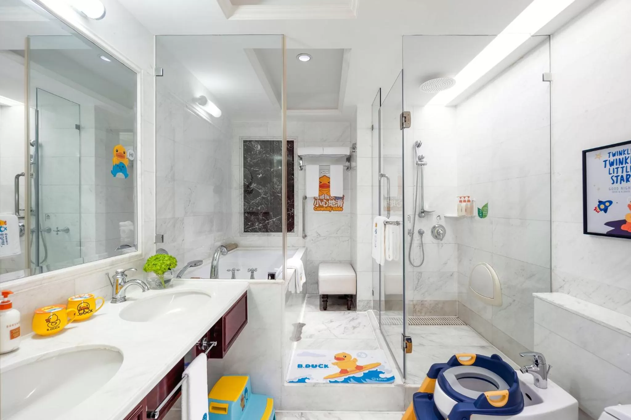 Bathroom in Crowne Plaza Hotel & Suites Landmark Shenzhen, an IHG Hotel - Nearby Luohu Border, Indoor heated swimming pool, Receive RMB100 SPA coupon upon check-in