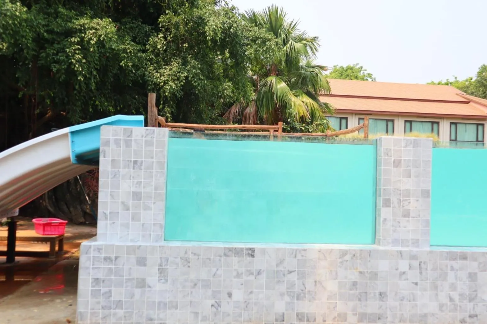 Swimming pool in Blues River Resort