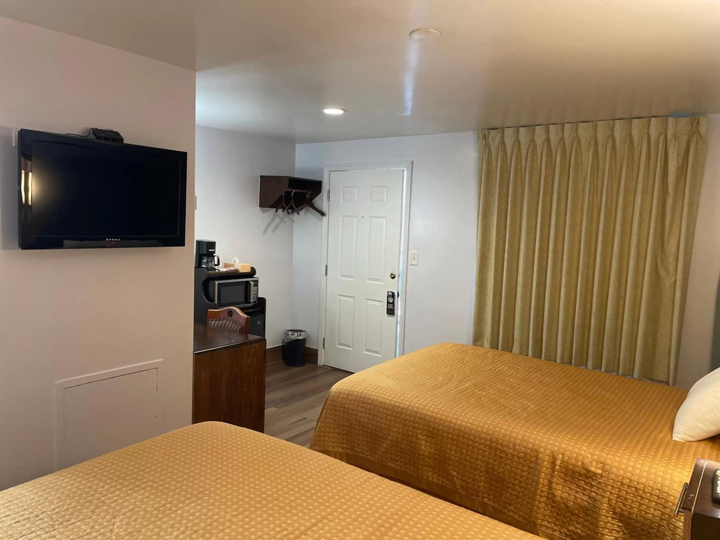 Bed in Scottish Inn - North Tonawanda