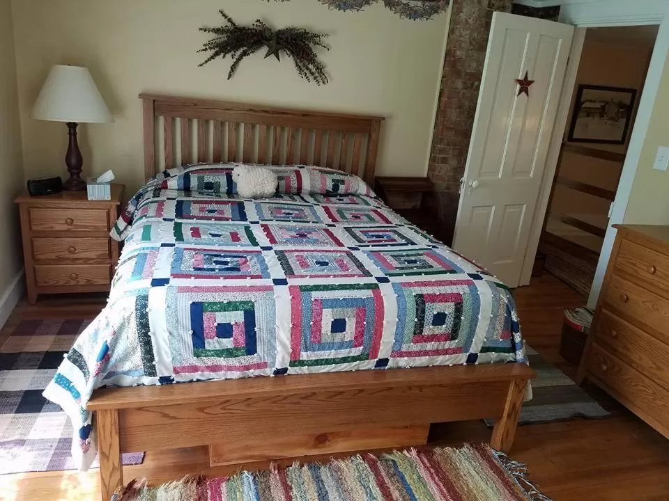 Double Room with Private Bathroom (Burgundy) in Rainbow Ridge Farms