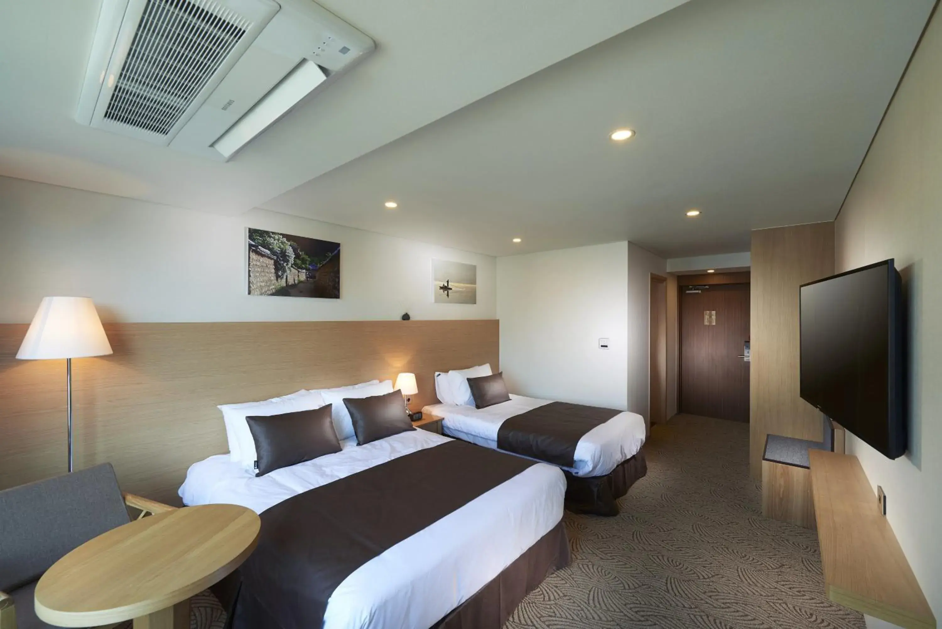 Deluxe Twin Room with Mountain View in Benikea Jungmun Hotel Deluxe Twin Room with Mountain View in Benikea Jungmun Hotel