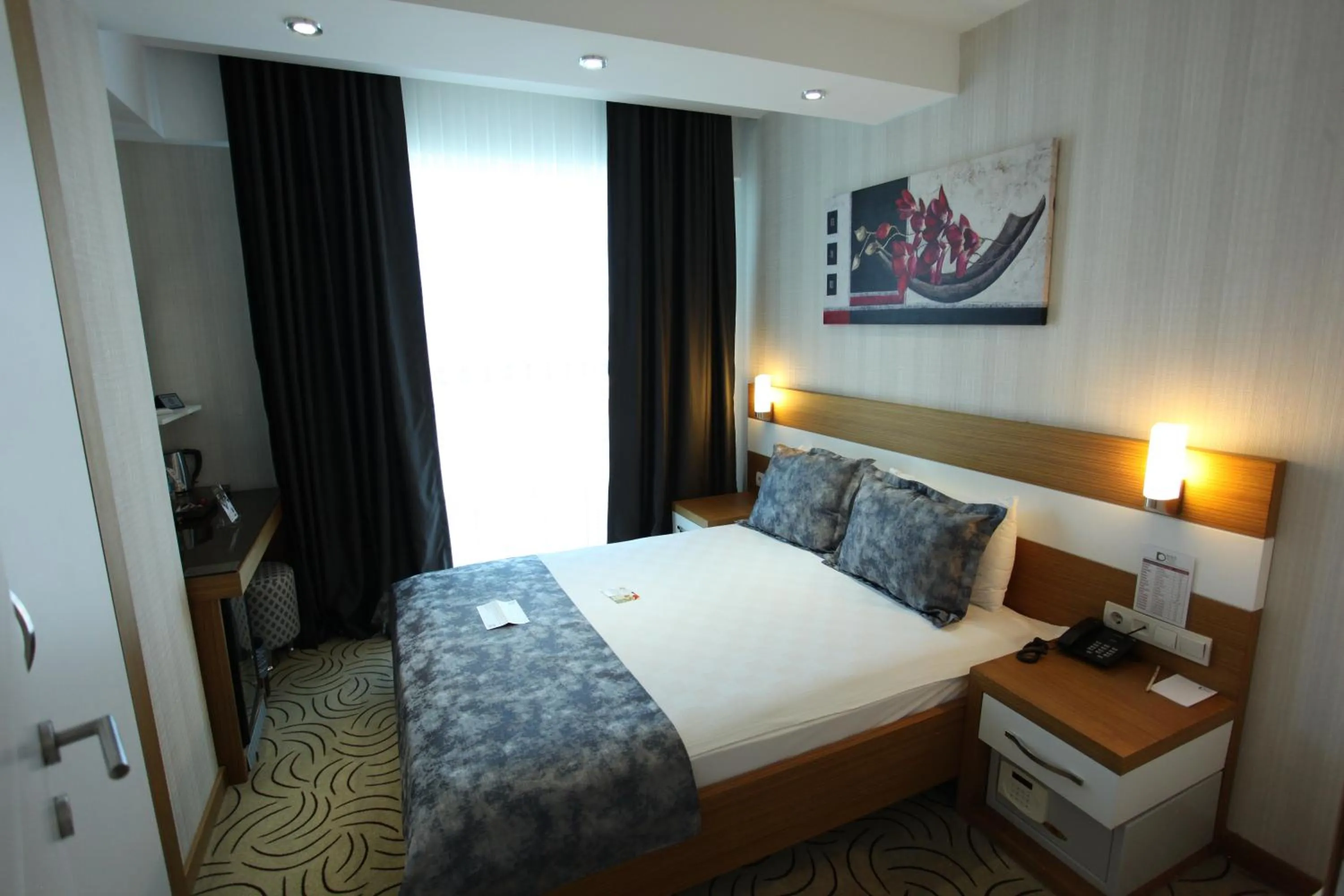 Photo of the whole room, Bed in Dies Hotel