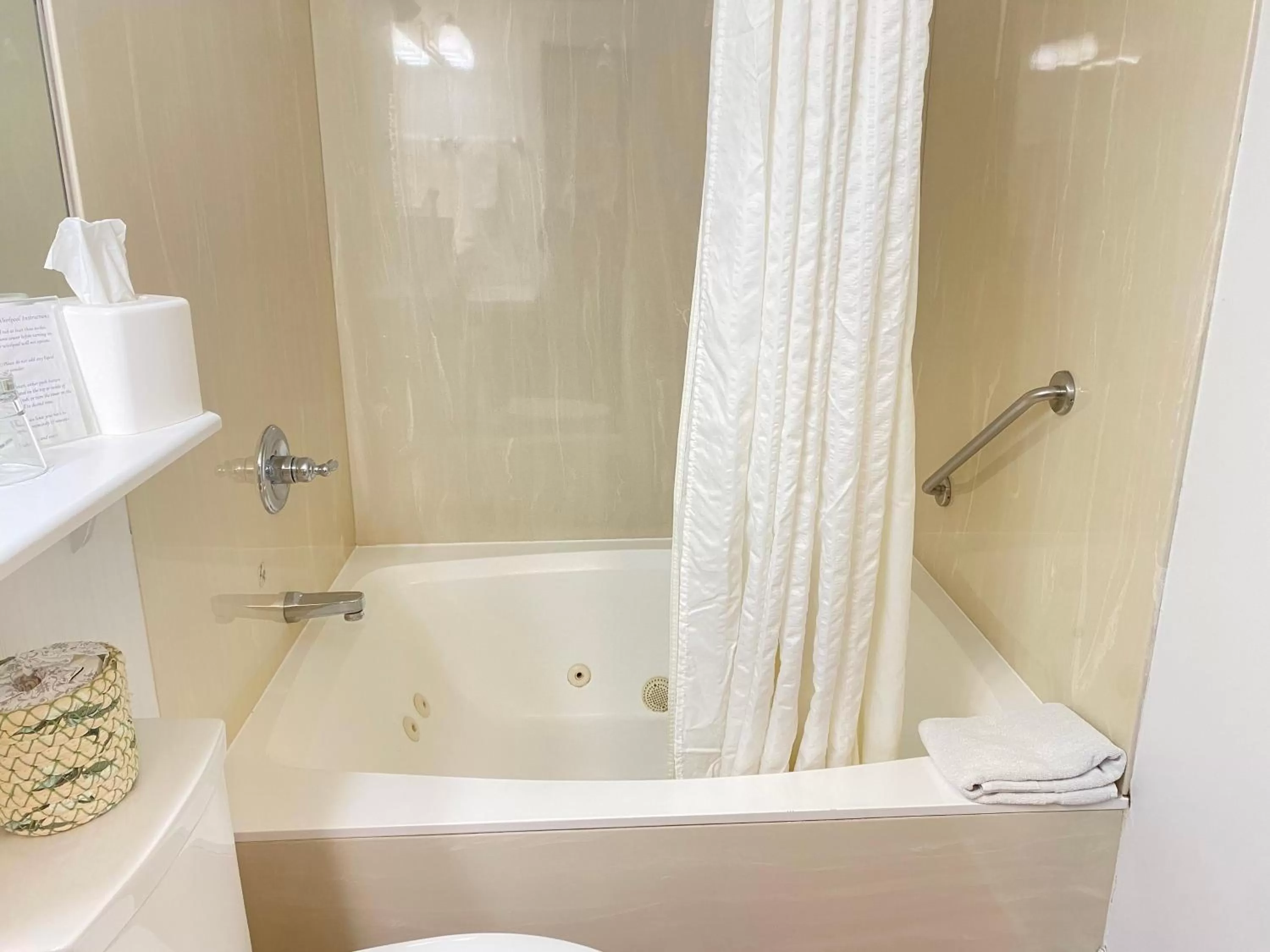 Bath in Harbor House Inn