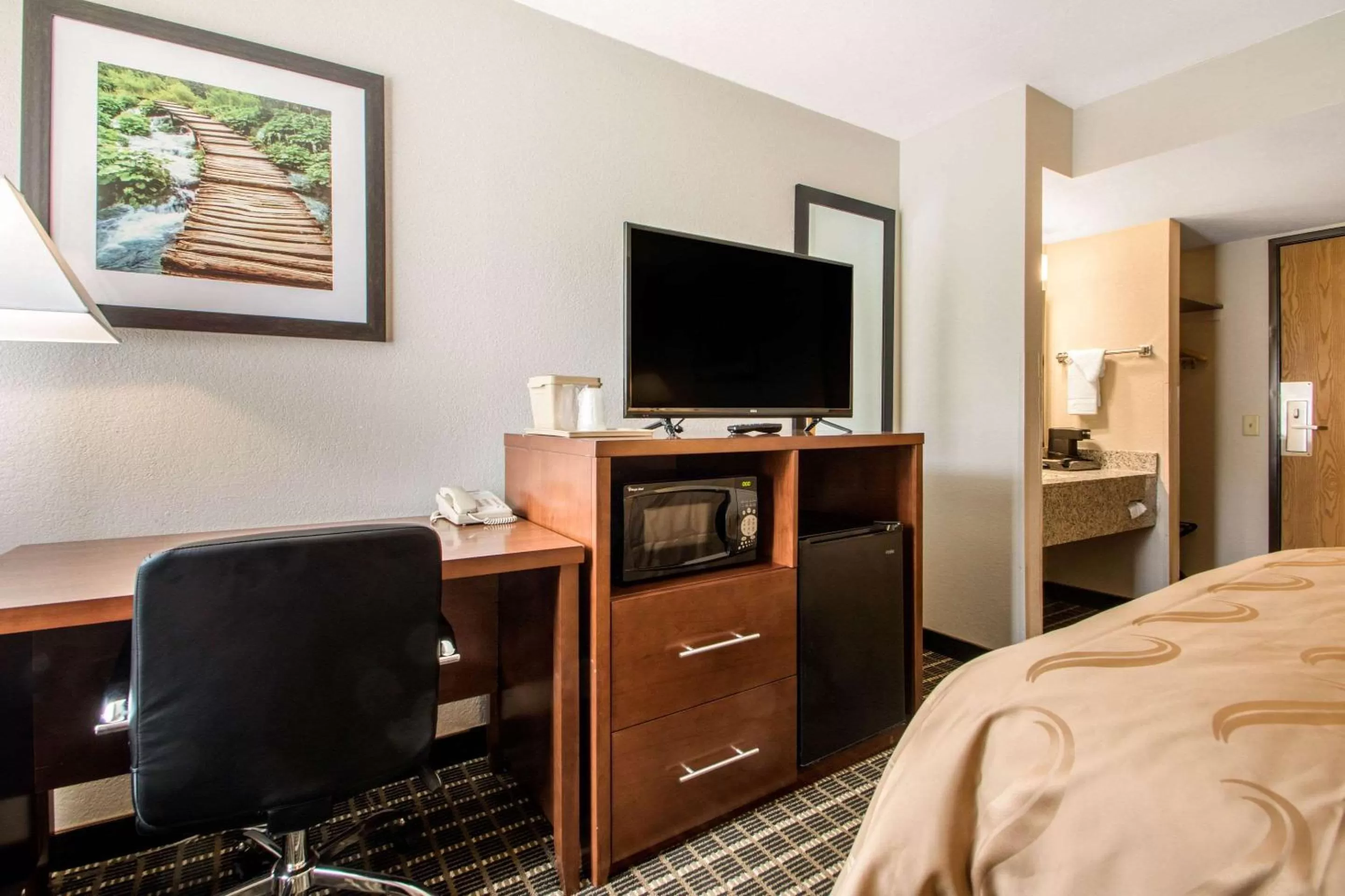 Photo of the whole room, Bed in Quality Inn Madison West Near University Area