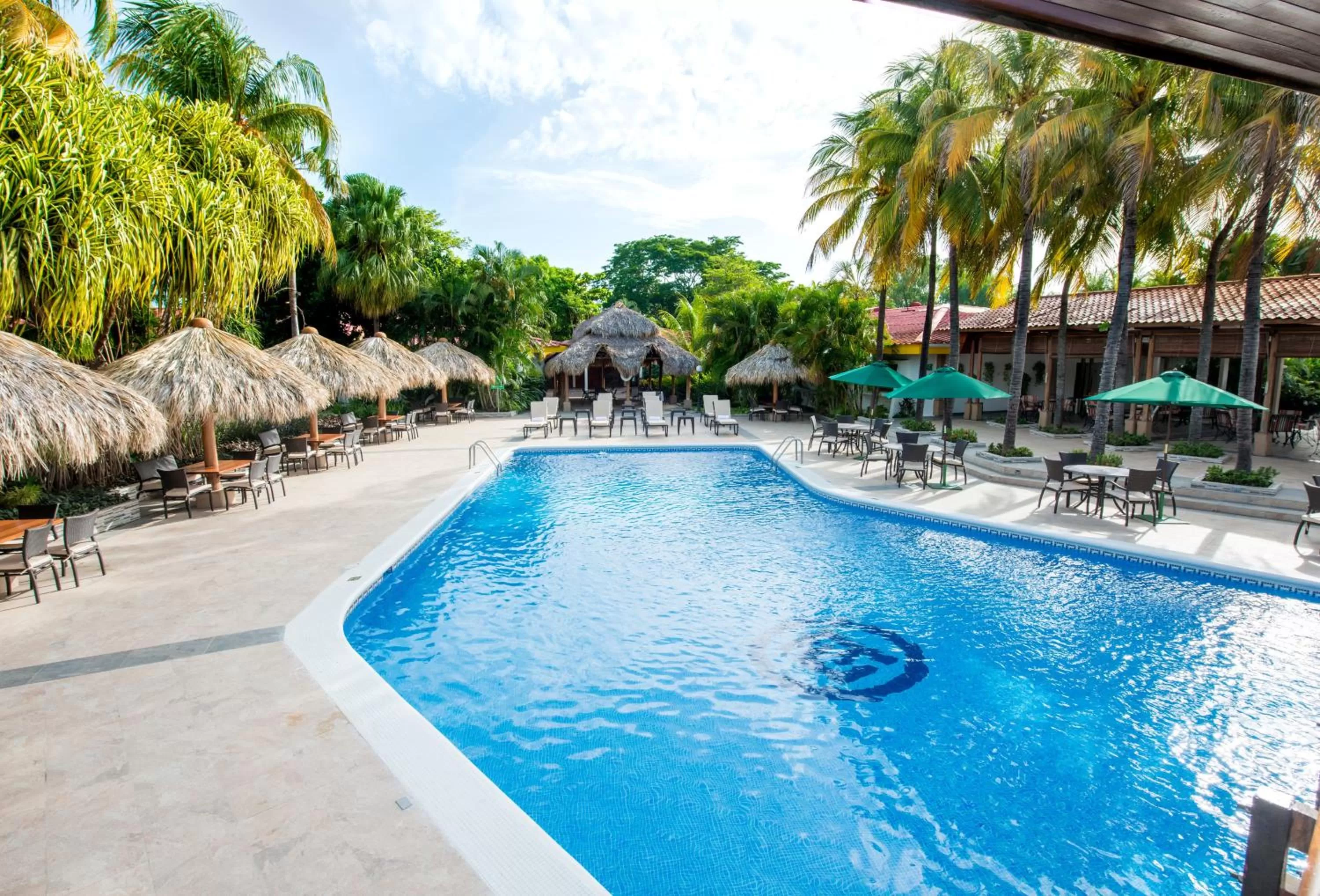 Swimming pool in Hotel Globales Camino Real Managua
