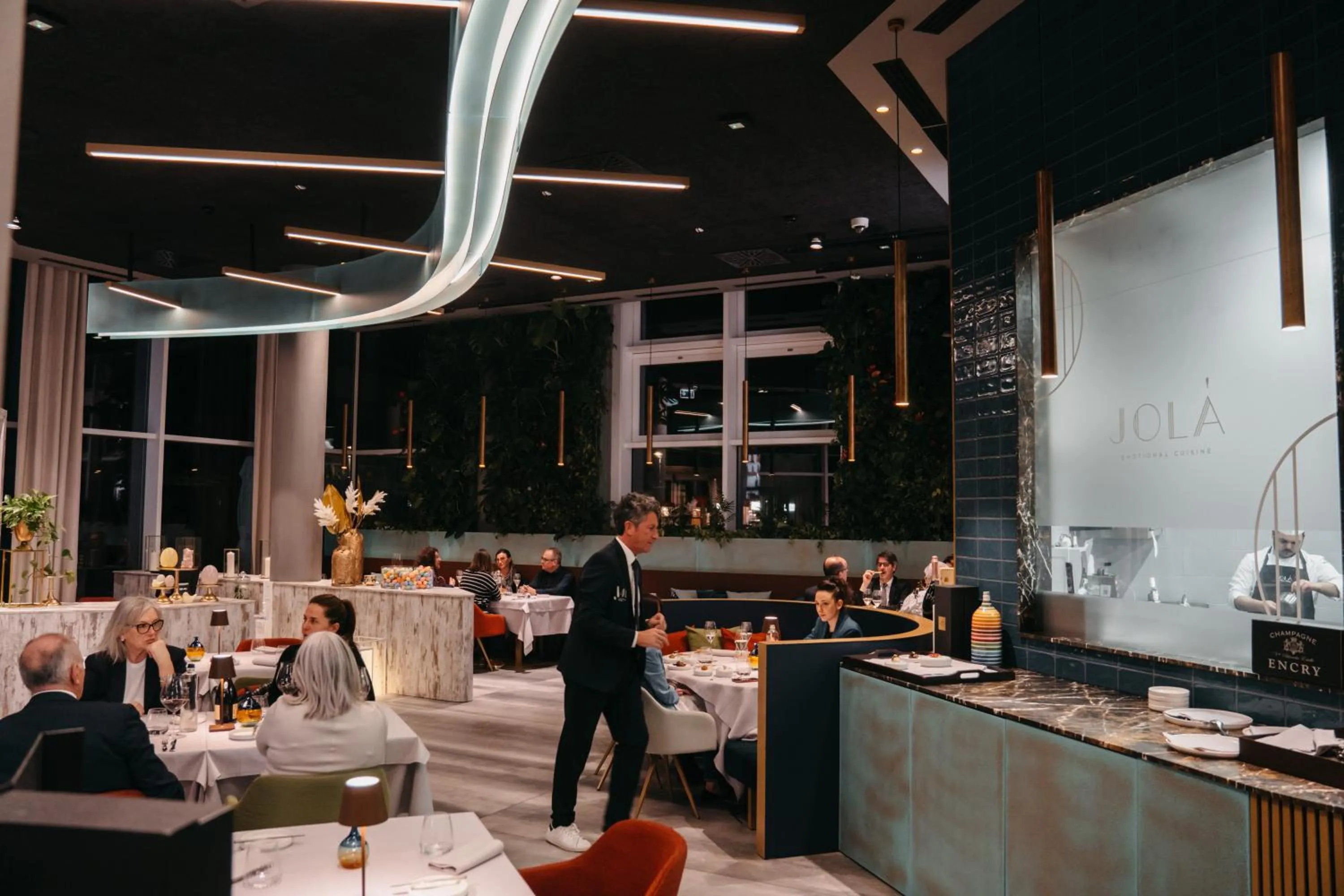 Restaurant/places to eat in J44 Lifestyle Hotel