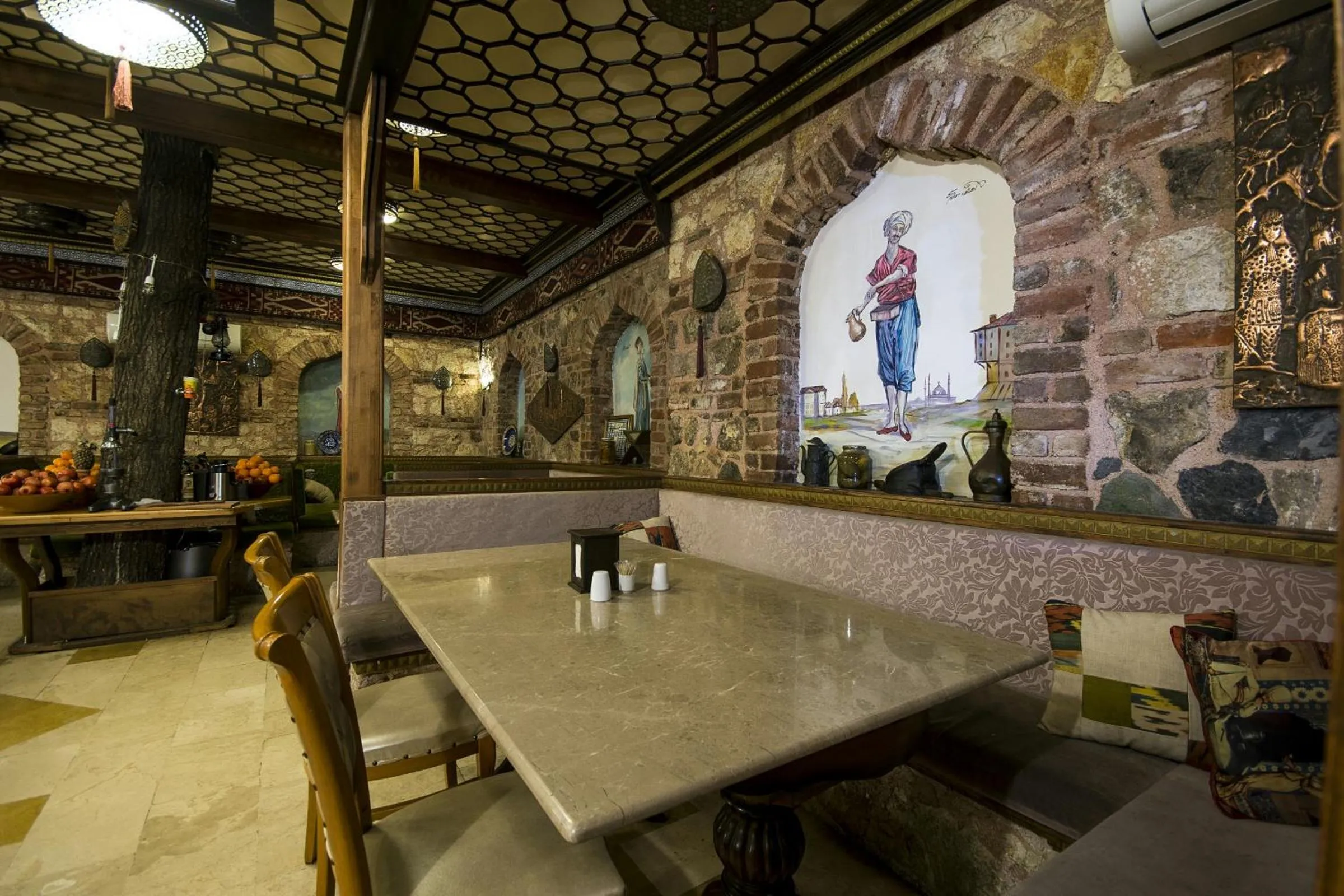 Restaurant/places to eat in Sultan Corner Hotel