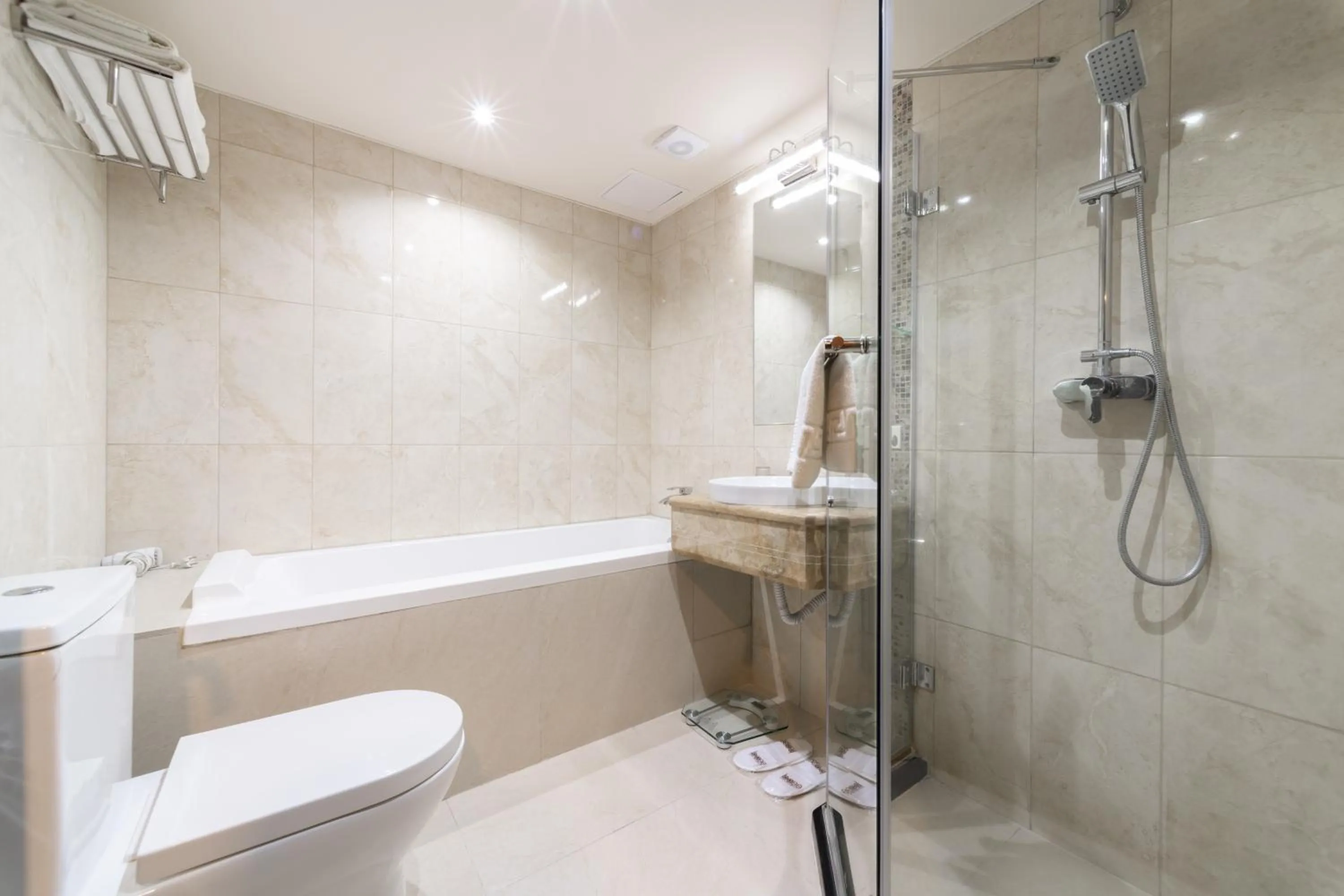 Shower in Bass Boutique Hotel